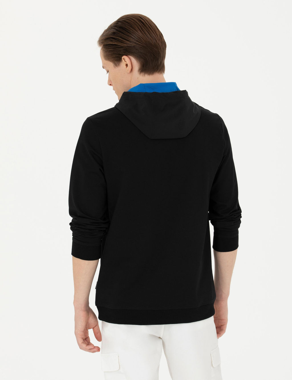 Черный свитшот с капюшоном