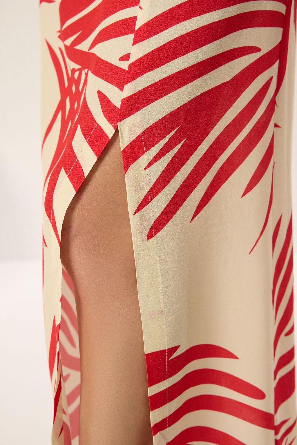 TRENDYOLMILLA Cok Renkli Desenli Pamuk Kumasl? Y?rtmac Detayl? Midi Boy Dokuma Etek TWOSS25ET00120 фото 5