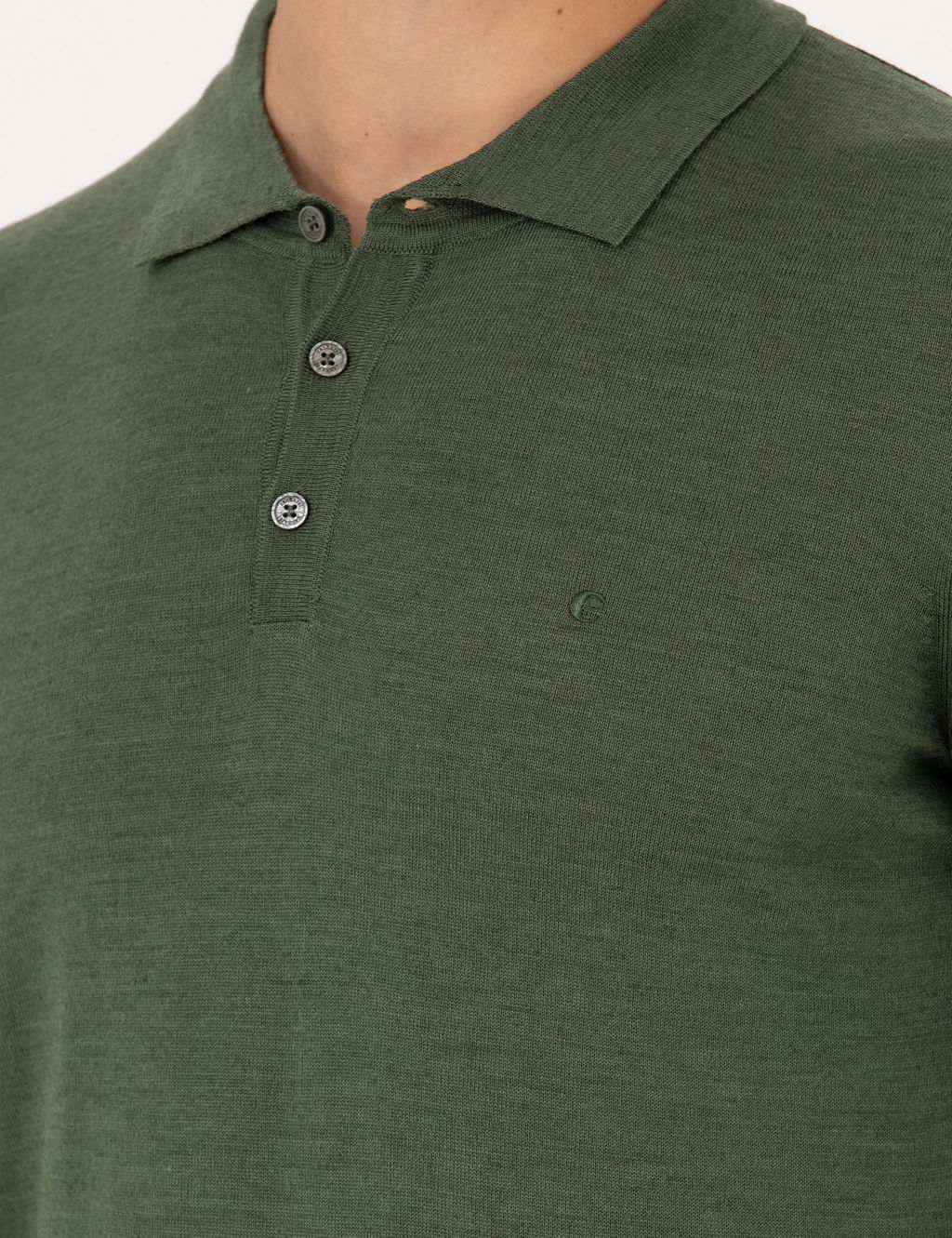 Базовый трикотажный свитер приталенного кроя цвета хаки с воротником-поло - Cacharel фото 7