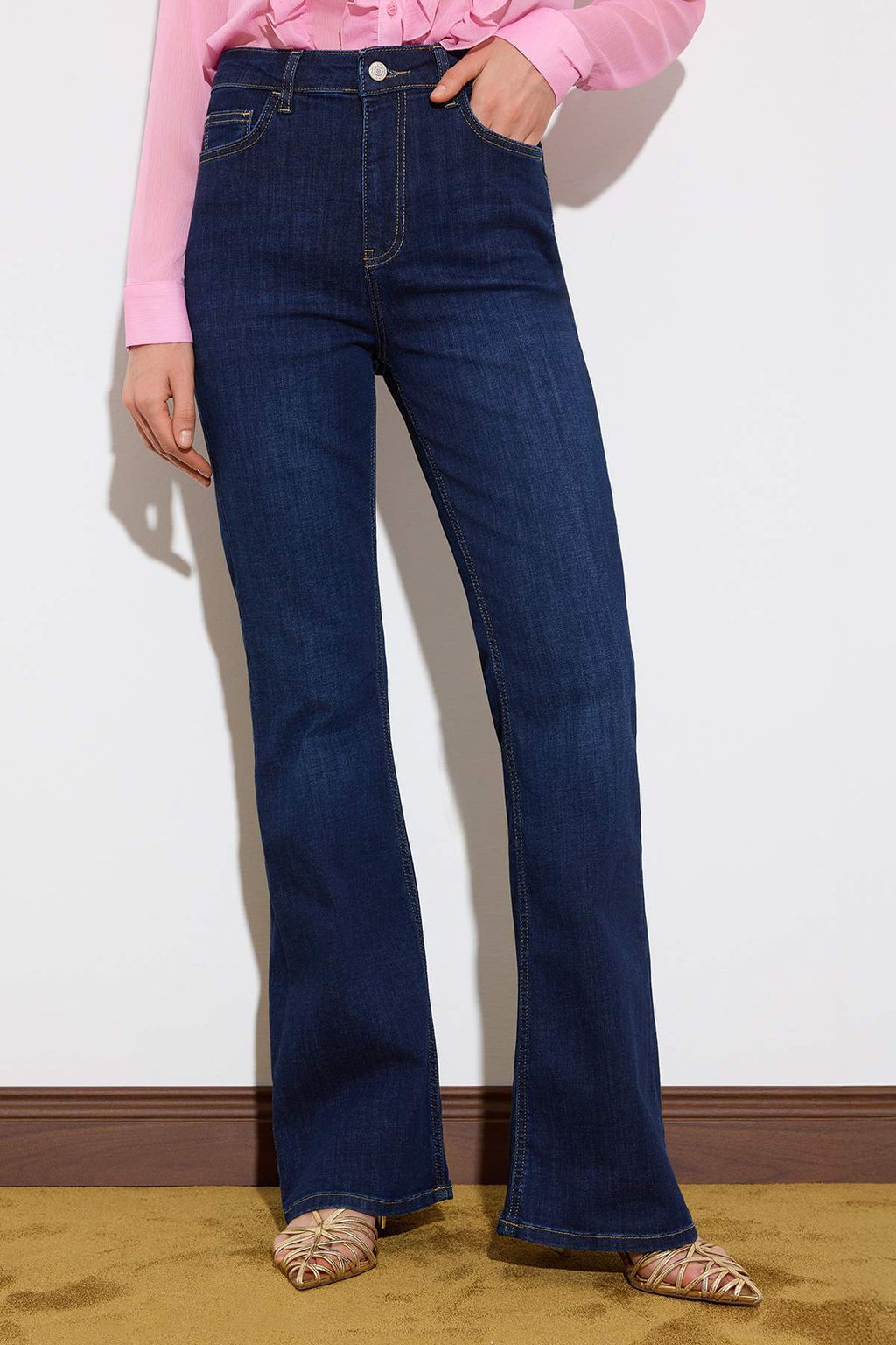 Limited Edition Koyu Mavi TOPARLAYICI Yuksek Bel Ekstra Esnek Flare Uzun Boy Jeans TWOSS26JE00103