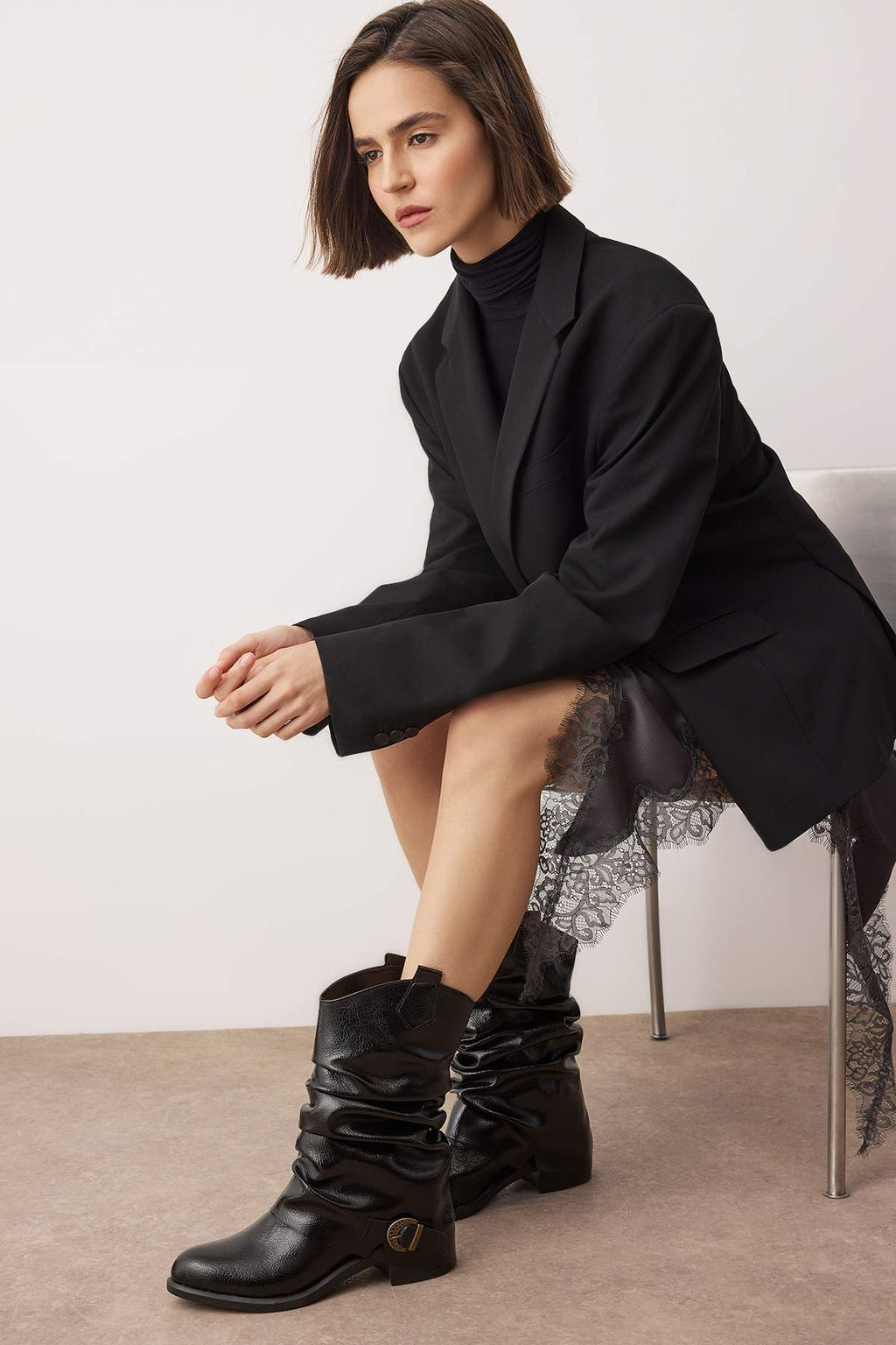 Siyah K?r?s?k Cilt Toka Detayl? Koruklu Blok Topuklu Kad?n Cizme TAKAW26BO00084