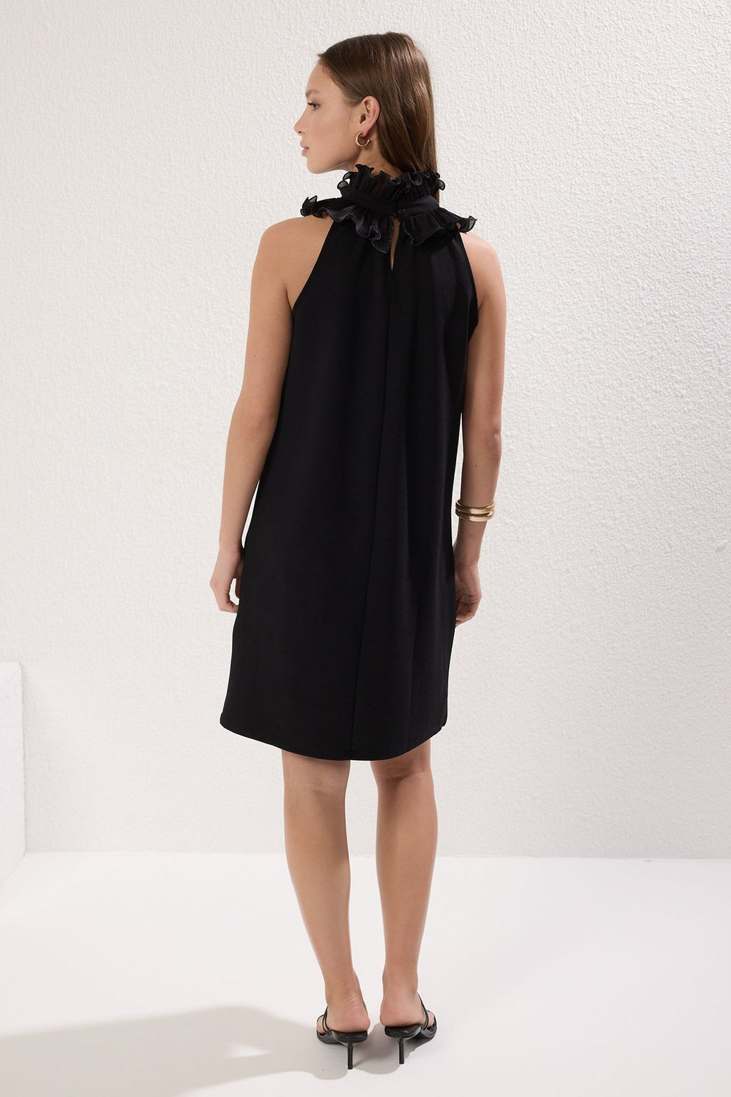 TRENDYOLMILLA Siyah Duz Midi Yaka Detayl? Krep Esnek Orme Elbise TWOSS25EL00065