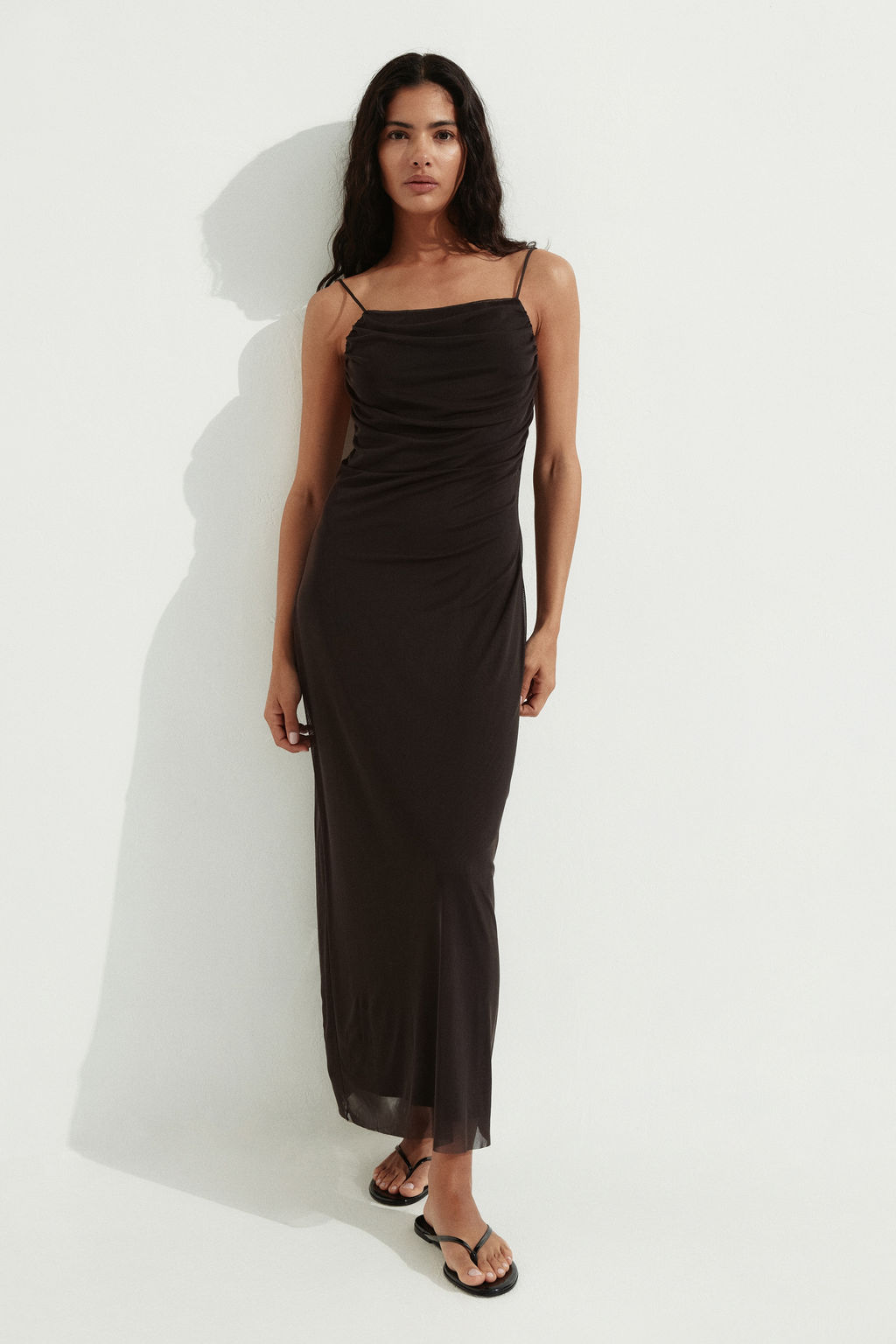 Vestido drapeado de malla con tirantes finos - H&m фото 3