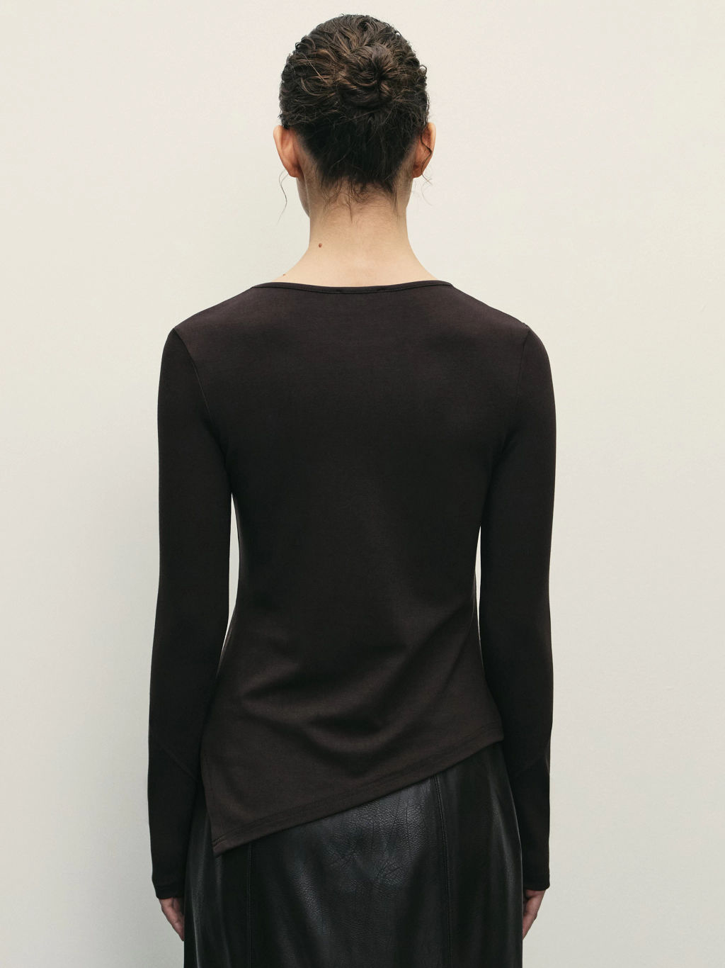 Лонгслив из вискозы асимметричного кроя / Zarina  фото 5