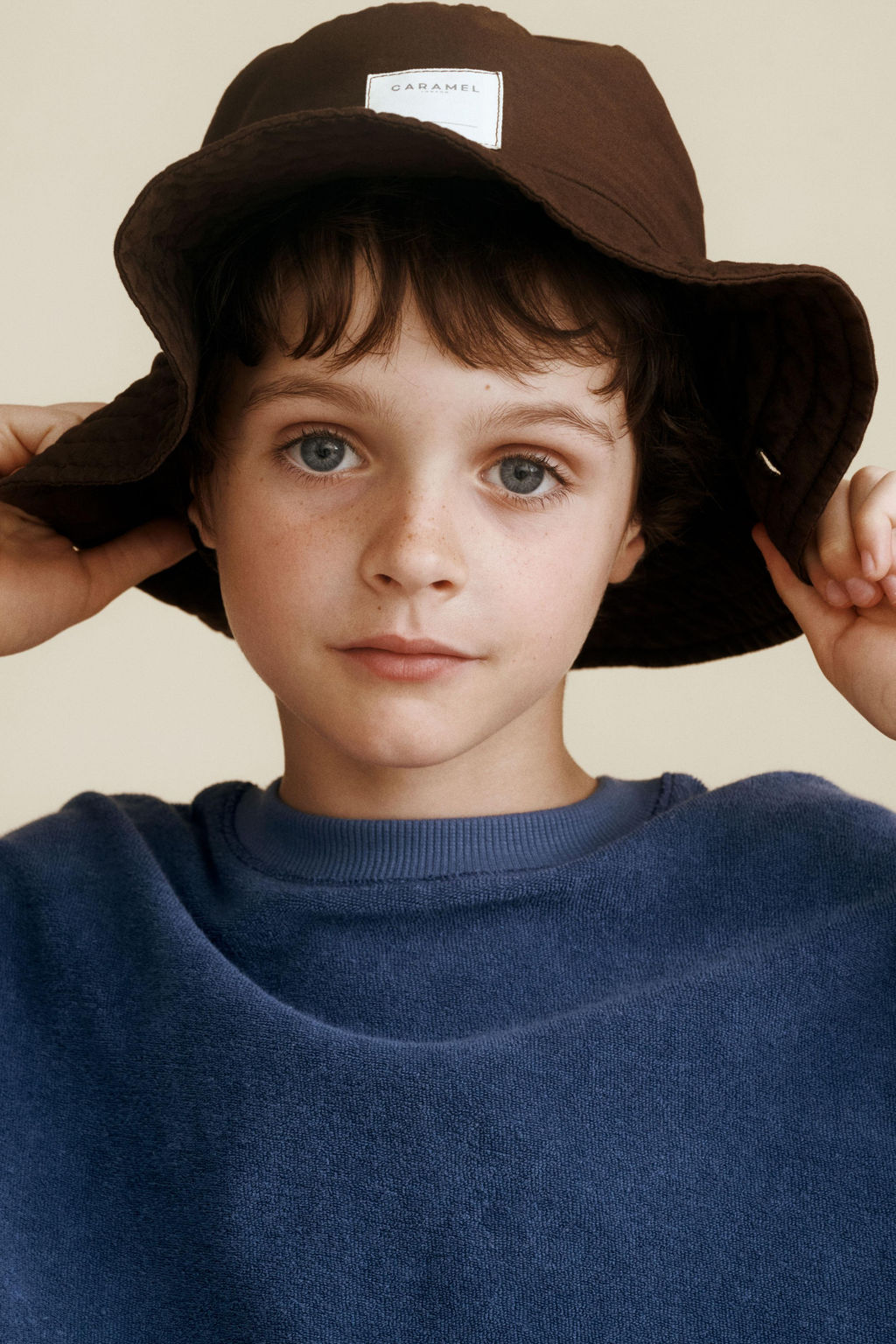 GORRO BUCKET CREATED BY CARAMEL LONDON X ZARA / Marr?n