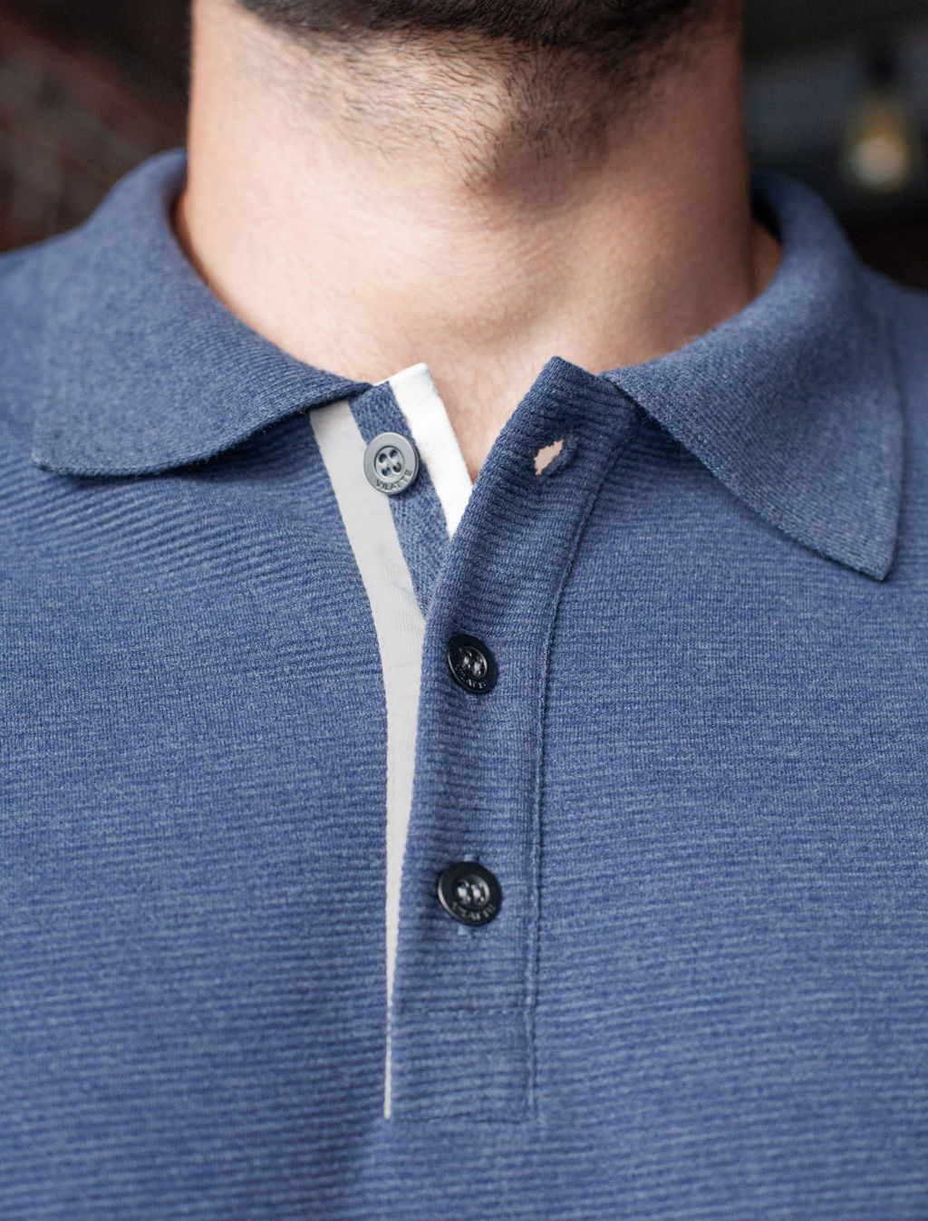 Лонгслив из мягкого фактурного трикотажа с плетеным воротником поло на пуговицах