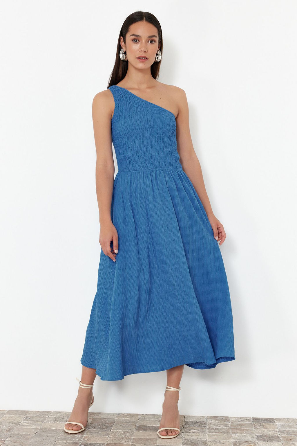 TRENDYOLMILLA Kahverengi Belden Ac?lan Ust Bedeni Gipeli Tek Omuz Midi Dokuma Elbise TWOSS23EL01830  фото 17