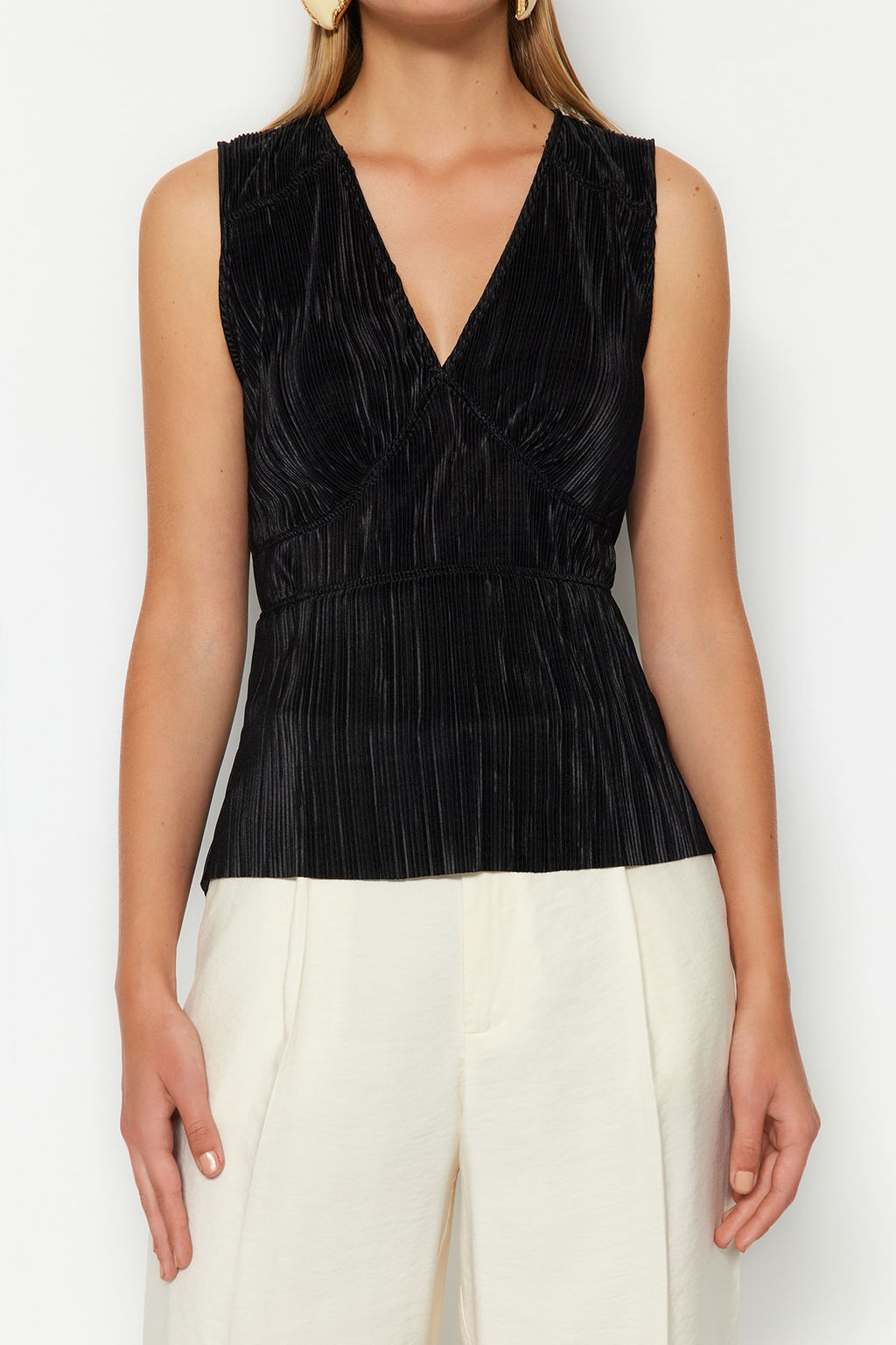Trendyolmilla Siyah Premium Piliseli V Yaka Regular Kal?p Orme Bluz TWOSS23BZ00965