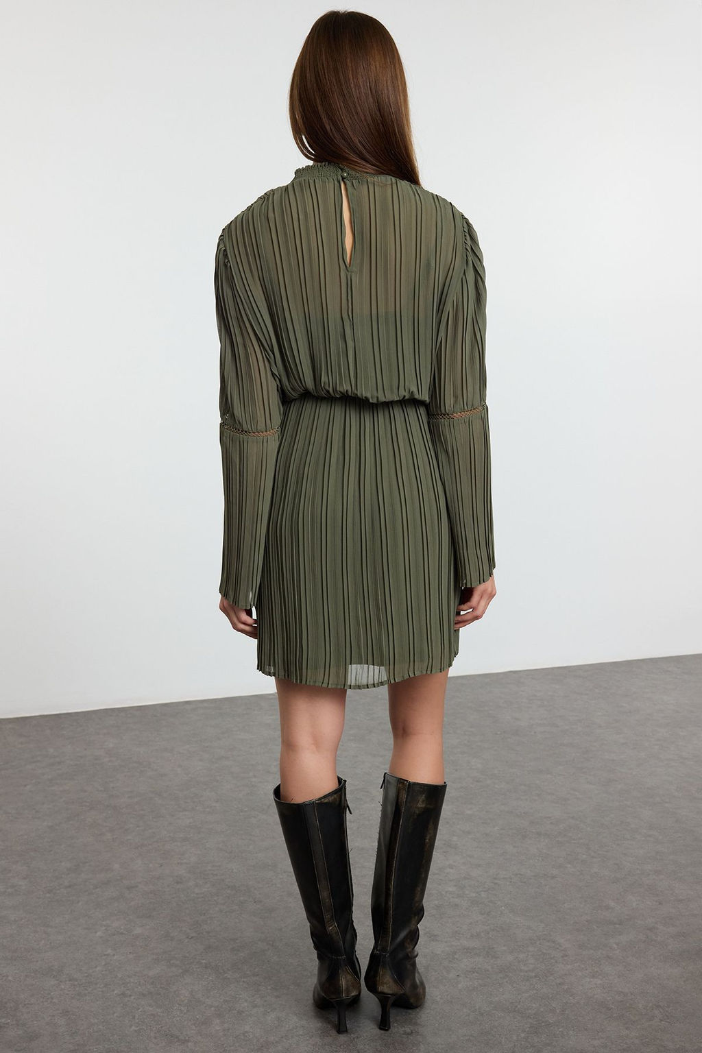 Trendyolmilla Siyah Kusakl? Etegi Belden Ac?lan Pliseli Mini Dokuma K?sl?k Elbise TWOAW25EL00496  фото 10