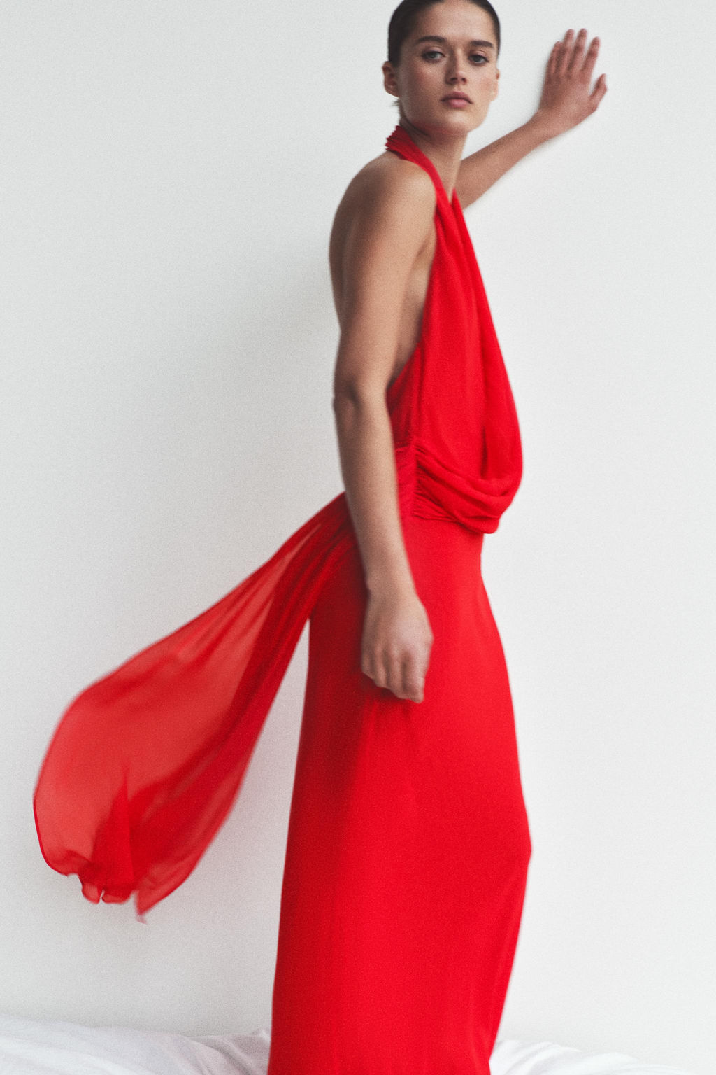 VESTIDO HALTER VISCOSA 100% ESCOTE FLUIDO / Rojo - Zara фото 2