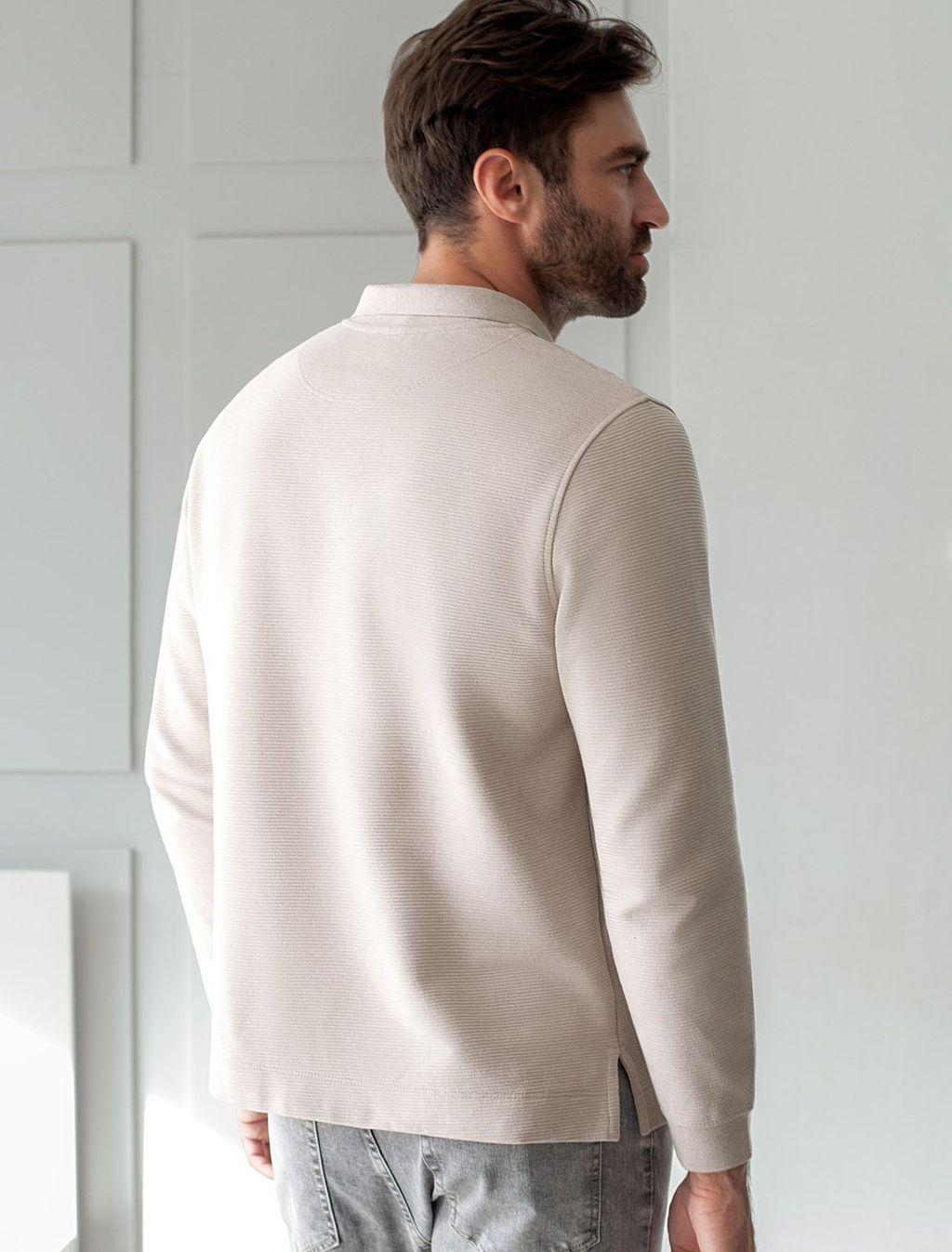 Лонгслив из мягкого фактурного трикотажа с плетеным воротником поло на пуговицах