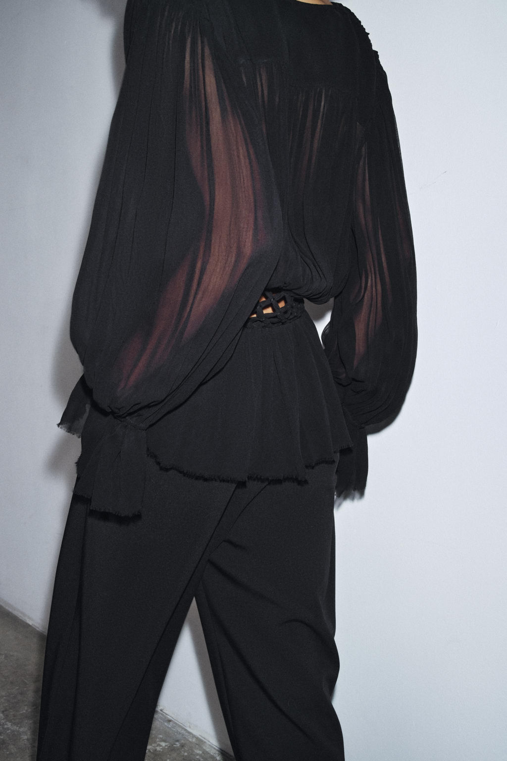 V-NECK MACRAM_ BLOUSE ZW COLLECTION - Zara фото 4