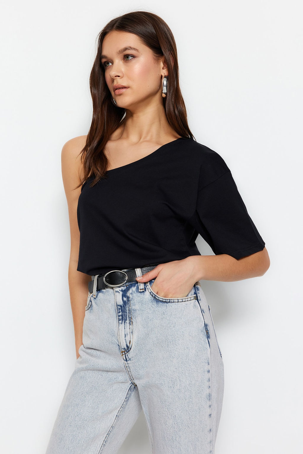 TRENDYOLMILLA Siyah Asimetrik Yaka %100 Pamuk Tek Kol Regular/Normal Kal?p Basic Orme T-Shirt TWOSS23TS00379 фото 4