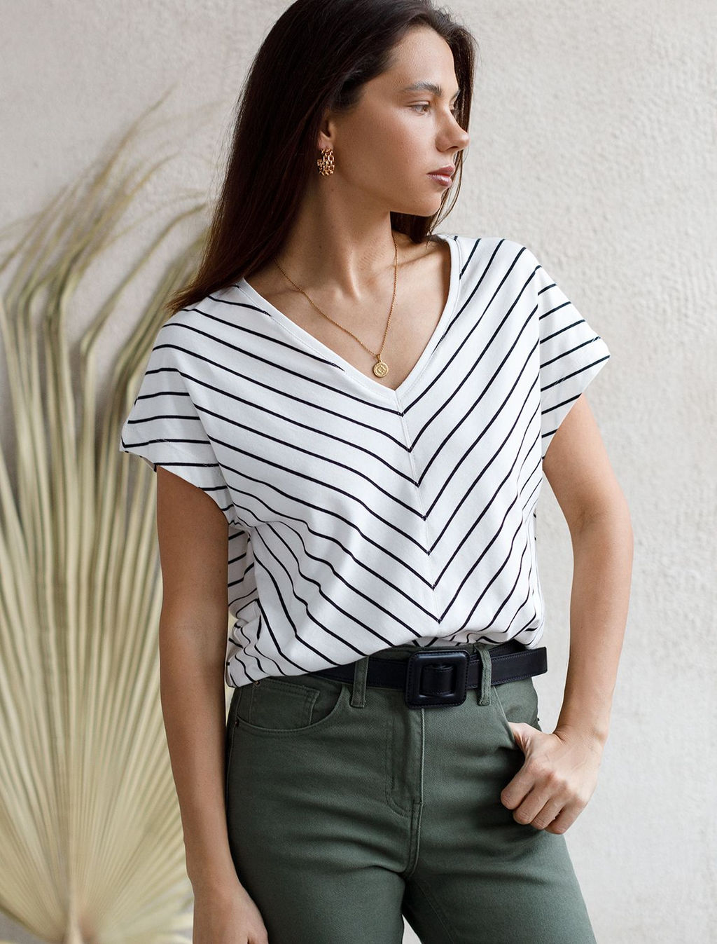 D49.069 Футболка женская белый-черный полоса