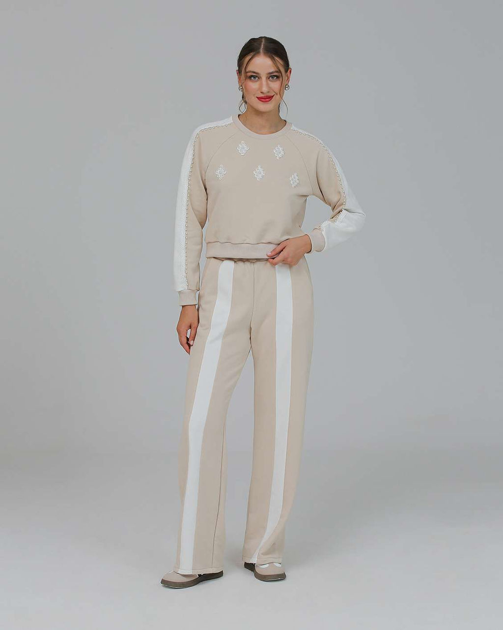 Свитшот укороченный с бусинами BSK001.