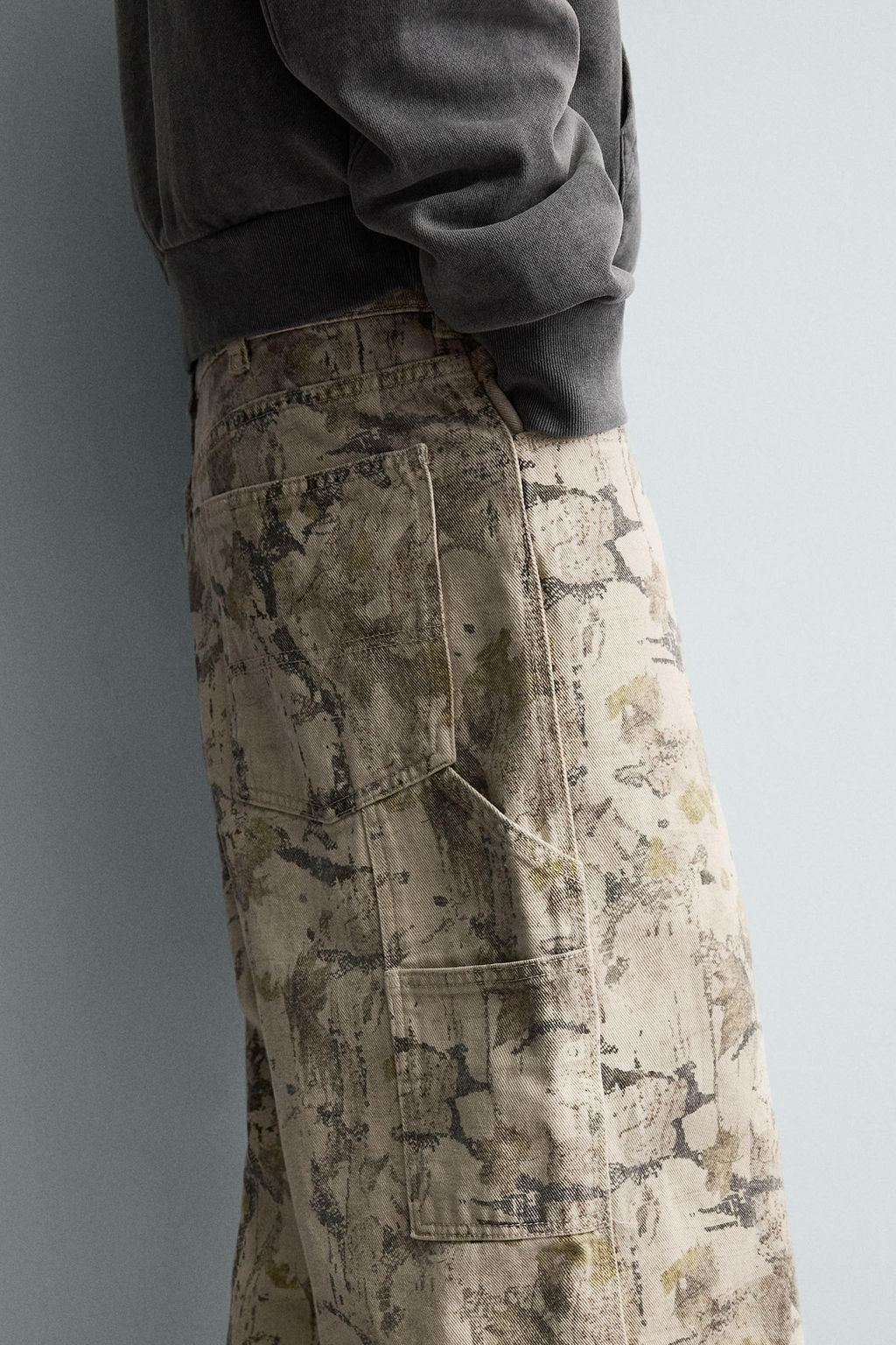 CARPENTER BALLOON FIT TROUSERS ABSTRACT PRINT - Zara фото 6