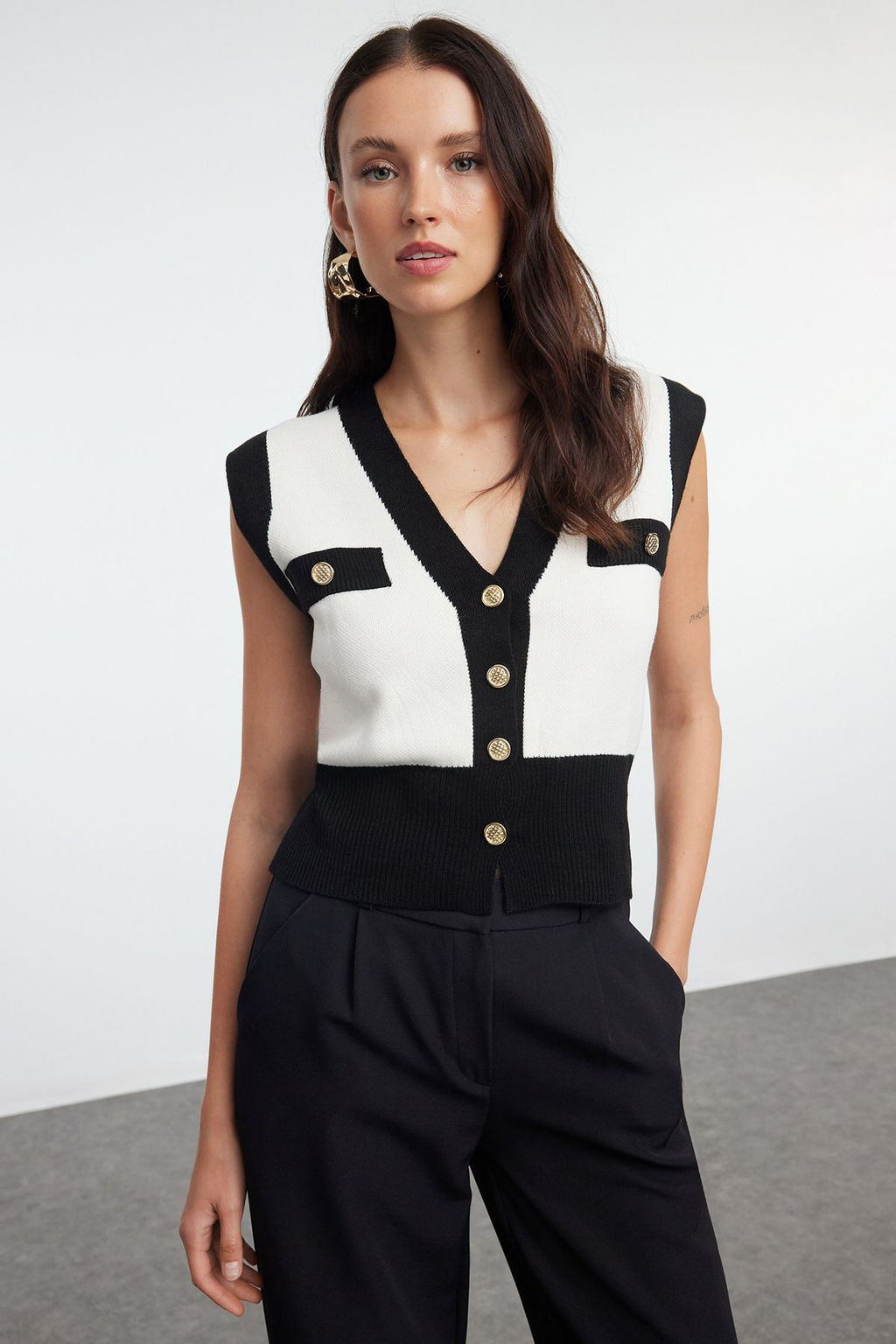 TRENDYOLMILLA Ekru Cep Detayl? V Yaka Fitted Yelek TWOAW25YE00029  фото 6