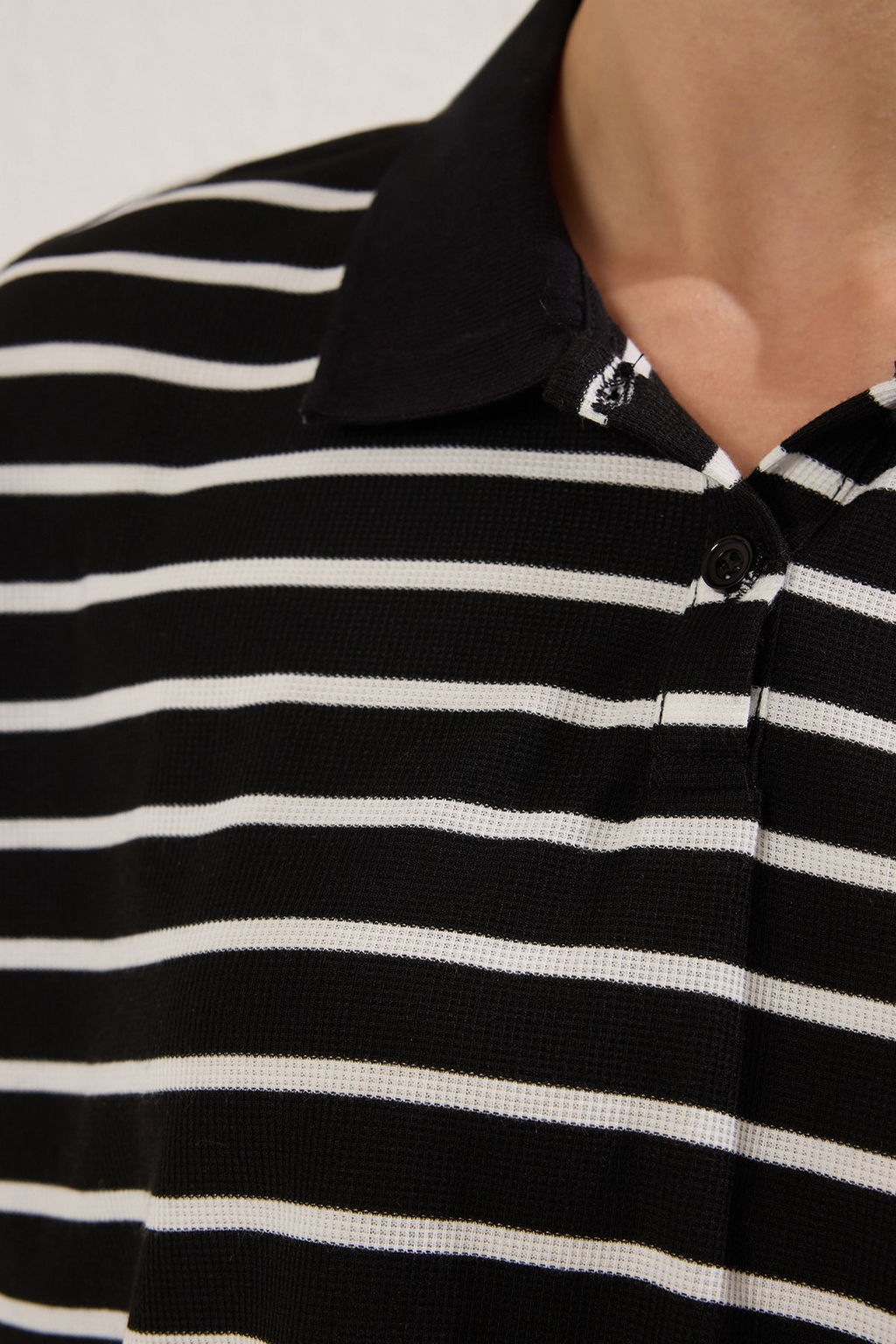 Siyah Cizgili Relaxed/Rahat Kal?p Crop Orme T-shirt TWOSS25TS00109