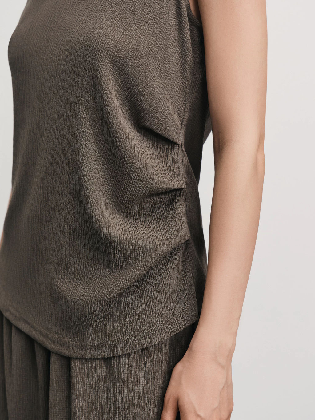 Топ из фактурной ткани с декоративной сборкой / Zarina  фото 6