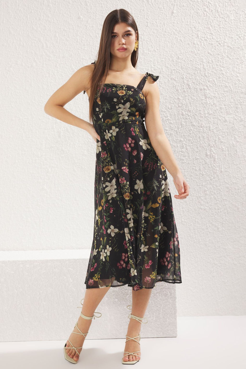 TRENDYOLMILLA Yesil Cicekli A Kesim Y?rtmacl? S?rt? Gipe Detayl? Sifon Astarl? Midi Dokuma Elbise TWOSS24EL00699  фото 2