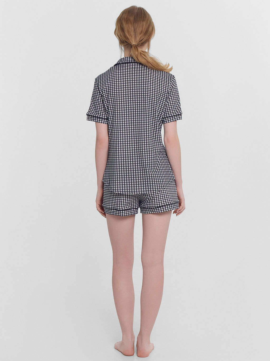 КОМПЛЕКТ ЖЕНСКИЙ (ЖАКЕТ, ШОРТЫ) черная клетка на белом 592478