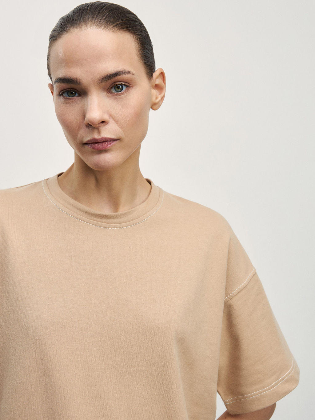 Футболка из плотного хлопка с контрастными швами / Zarina  фото 6