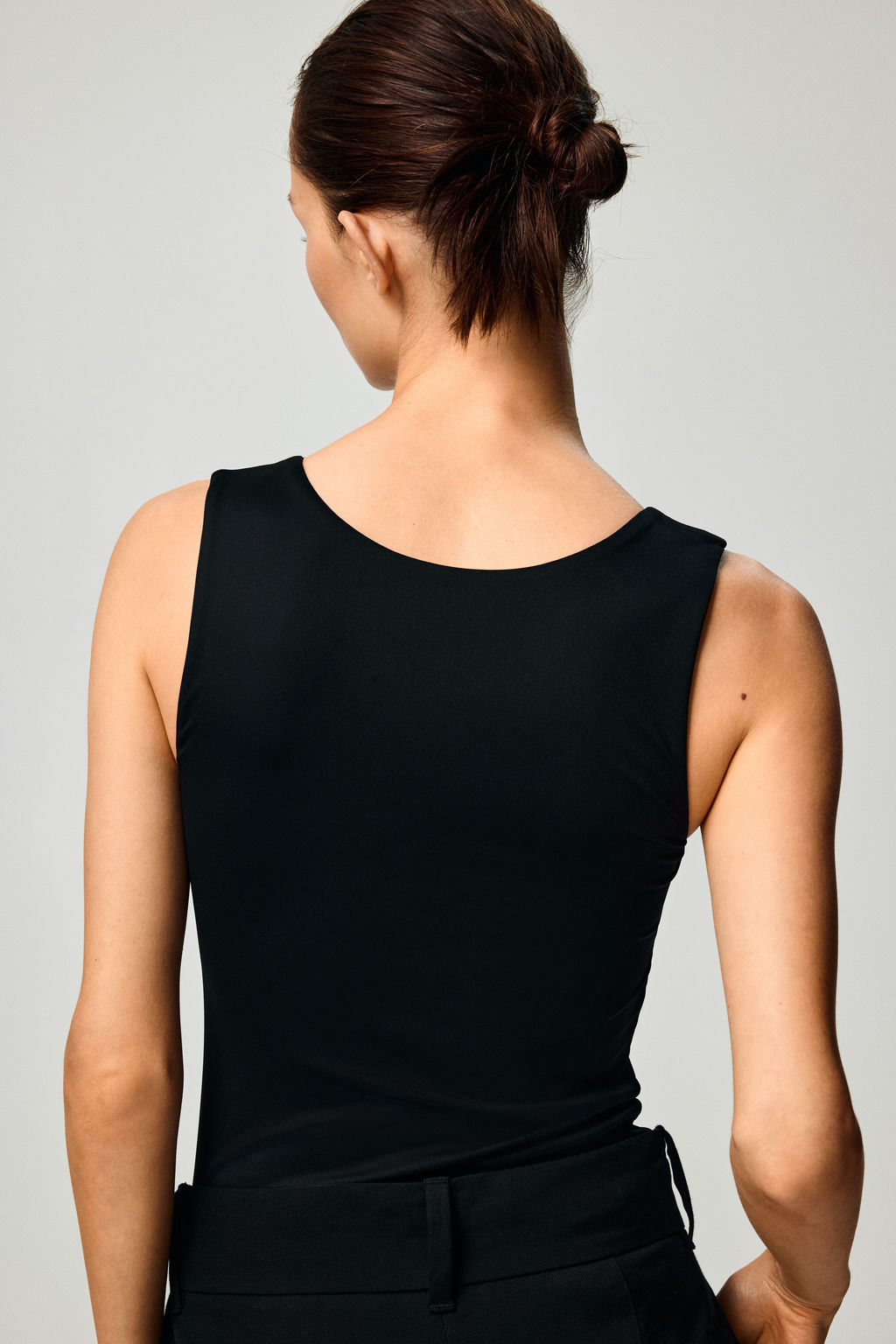 Top sin mangas en microfibra - H&m фото 9