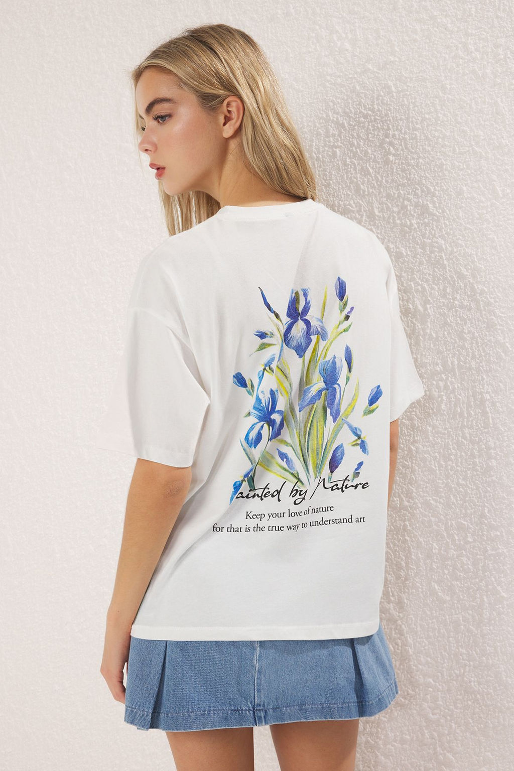 Trendyolmilla Ekru %100 Pamuk On ve Arka Cicek Bask?l? Oversize/Genis Kesim Orme T-Shirt TWOSS25TS00204