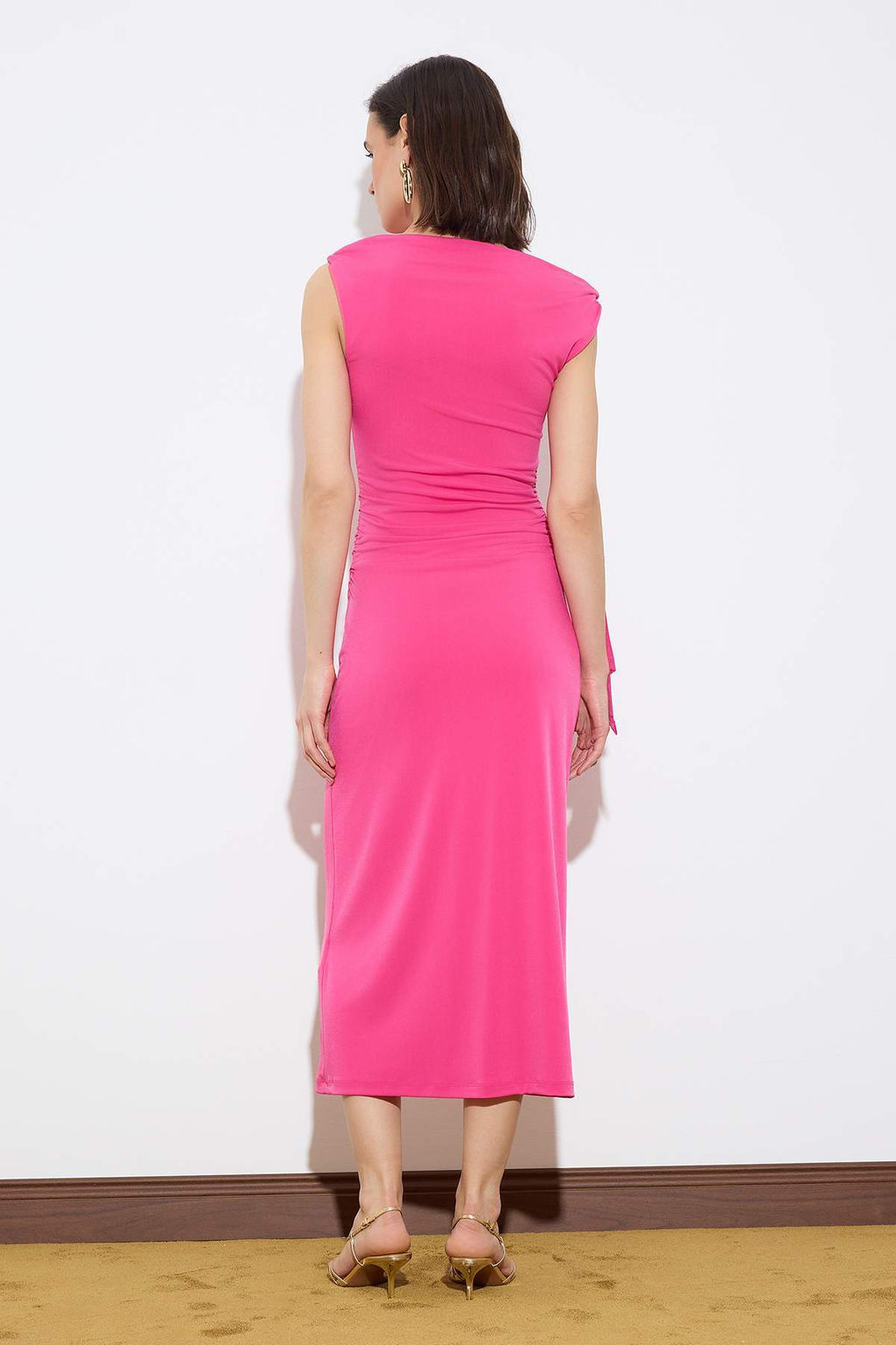 Limited Edition Fusya Bodycon Asimetrik Yaka Kolsuz Aksesuarl? Maxi Esnek Orme Elbise TWOSS26EL00258