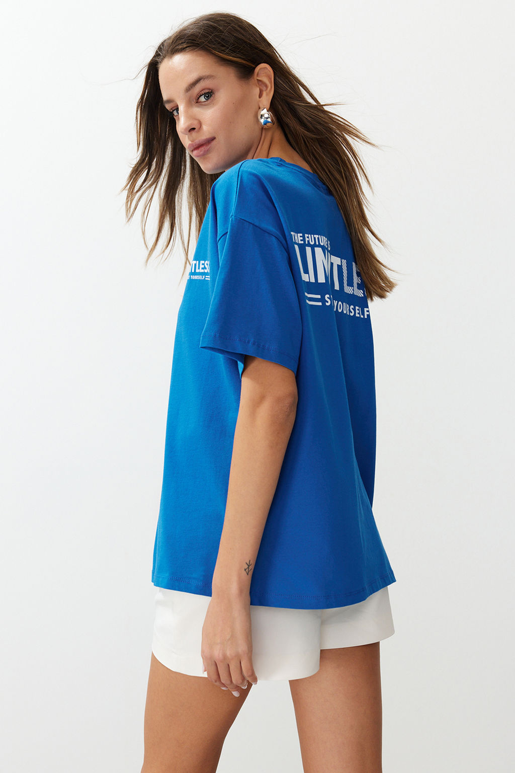 TRENDYOLMILLA Saks %100 Pamuk S?rt ve On Slogan Bask?l? Oversize/Genis Kesim Orme T-Shirt TWOSS24TS00186 фото 3