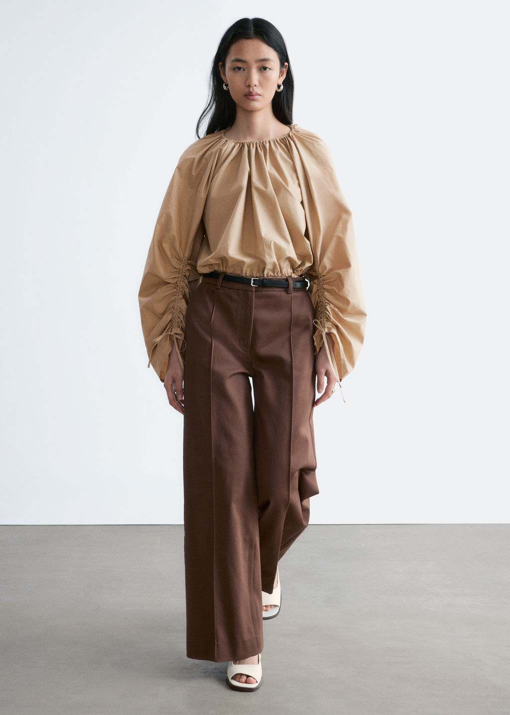 Pantalones de algod?n con pliegues marcados - H&m фото 3