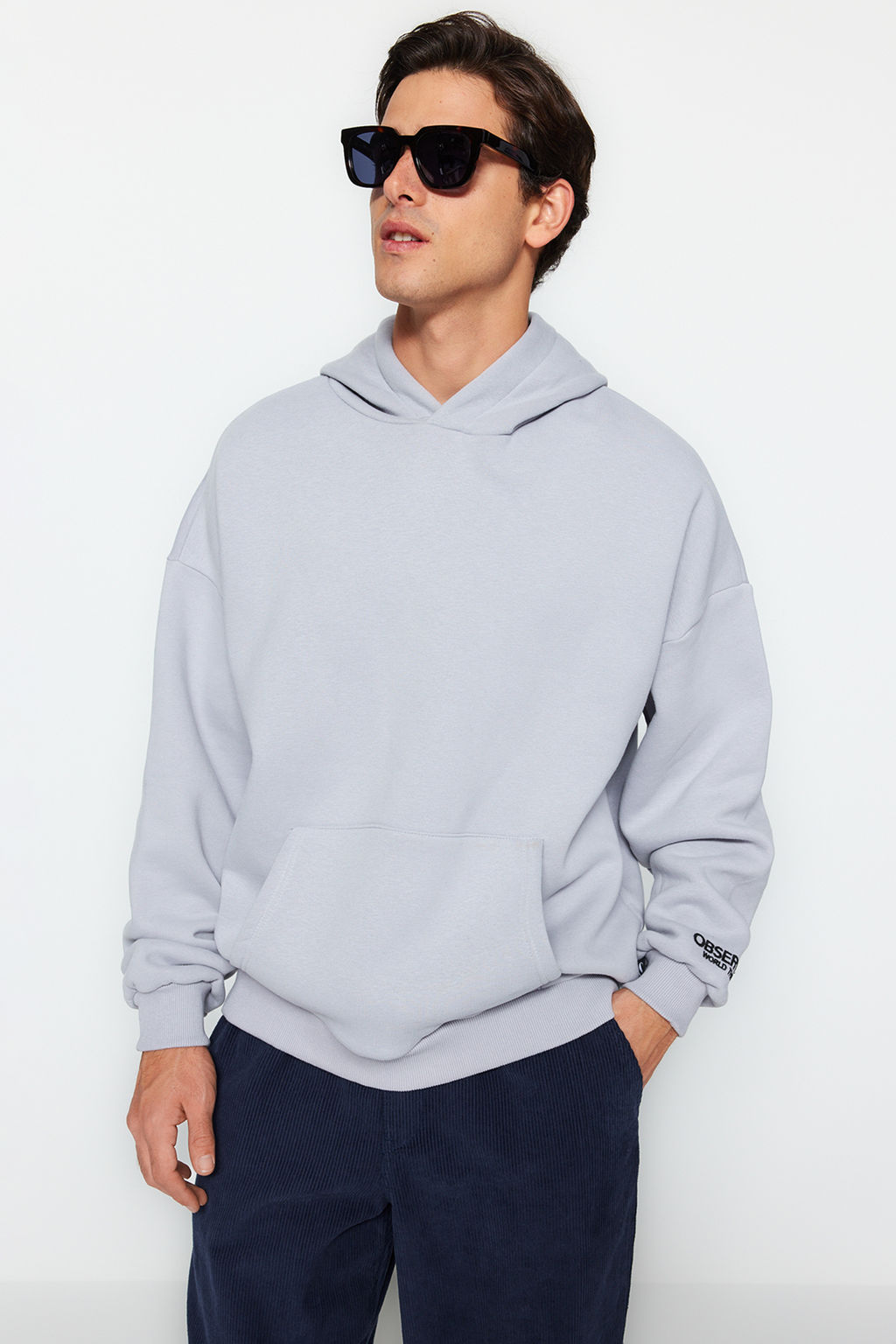 TRENDYOL MAN Siyah Kapusonlu Oversize/Genis Kesim Nak?sl? Etiketli Yumusak Kumas Sweatshirt TMNAW24SW00031 - Trendyolmilla фото 16