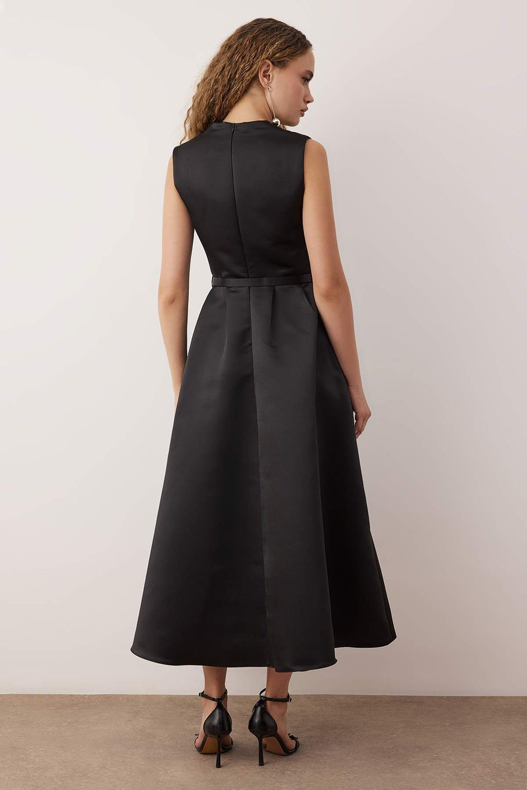 Siyah Duz Kemerli Etegi Benden Ac?lan V yaka Saten Maxi S?k/Gece Elbisesi TPRAW26EL00051