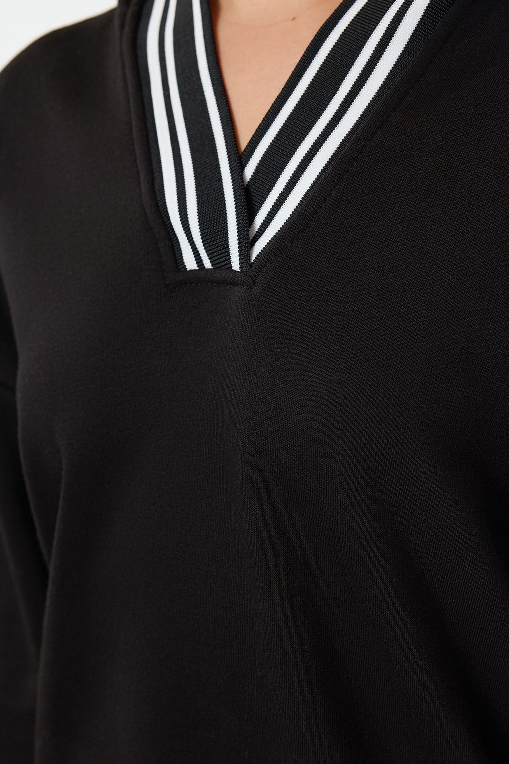 Siyah Overize Kal?p Kal?n Ici Polarl? Kapusonlu Triko Bant Detayl? Orme Sweatshirt TWOAW25SW00144 - Trendyolmilla фото 4