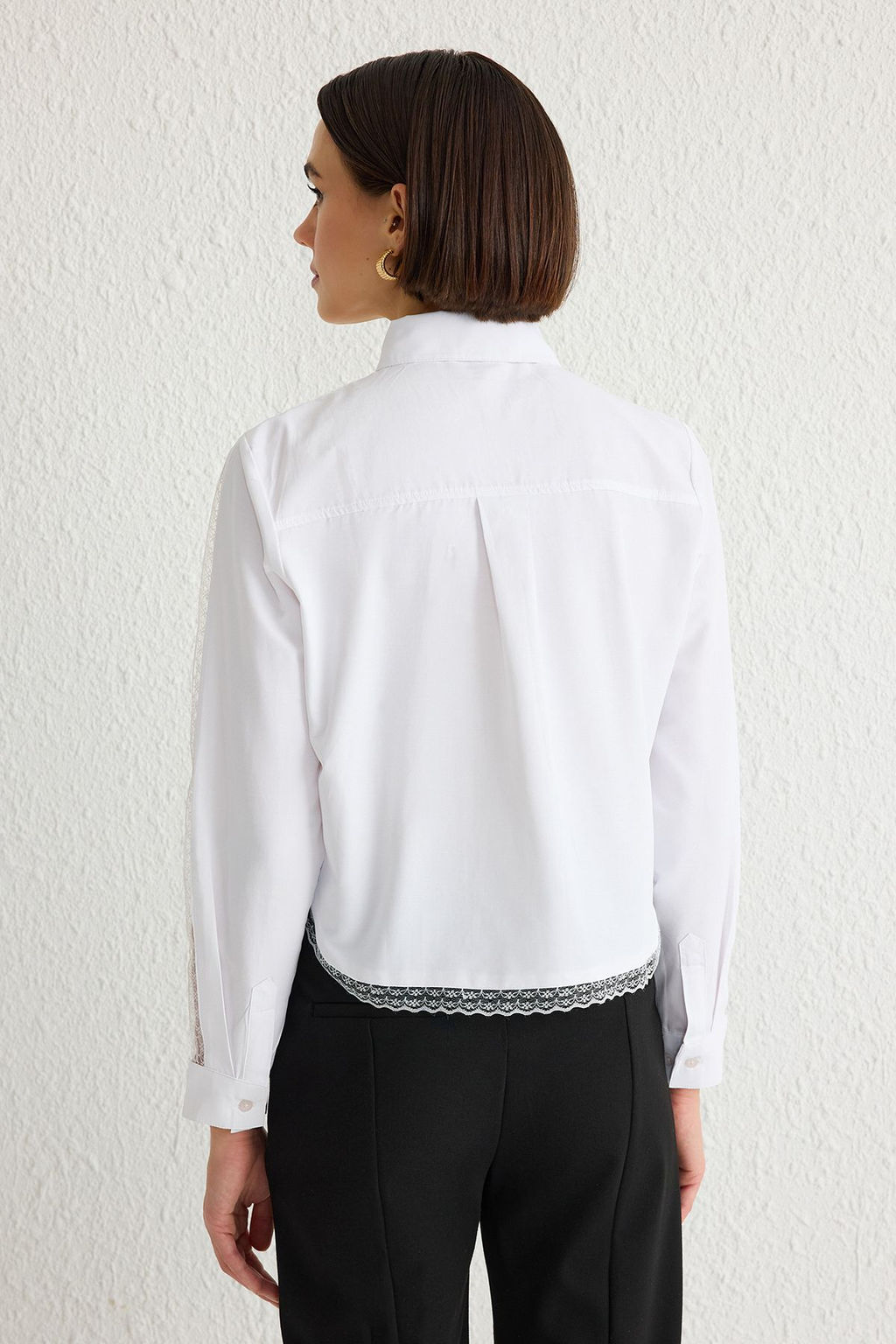 TRENDYOLMILLA Beyaz Kol ve Omuzlarda Dantel Detayl? Regular Normal Kal?p Dokuma Gomlek TWOSS25GO00049  фото 5