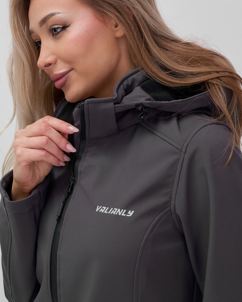 Парка спортивная женская с капюшоном softshell темно-серого цвета 9568TC - Mtforce фото 47