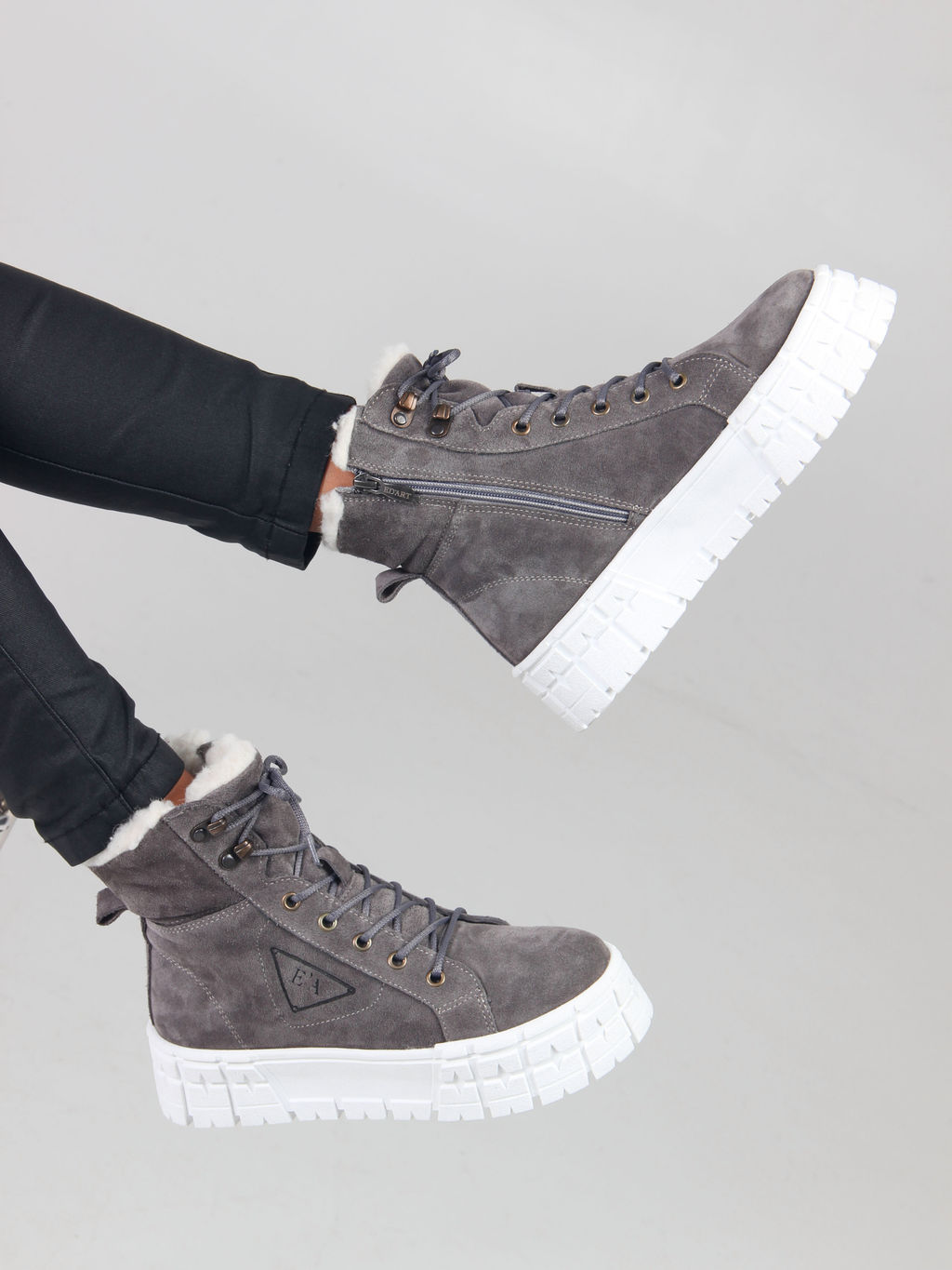 Ботинки 216.212131w. серый замок замша/Байка