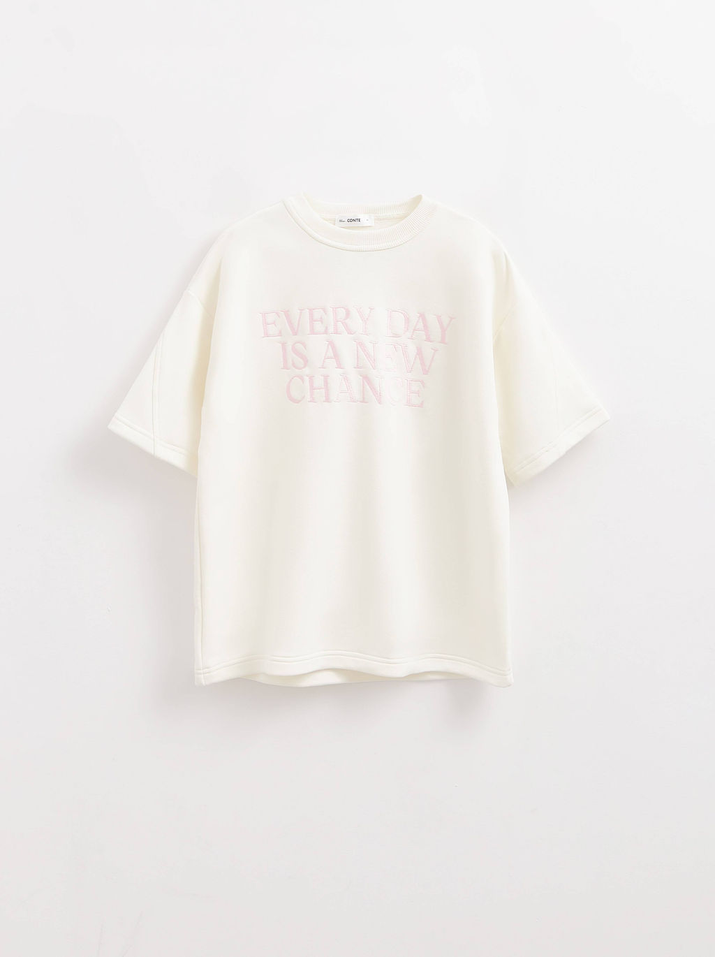 CONTE Удлиненная футболка из футера c вышивкой New chance LD 2727 off-white