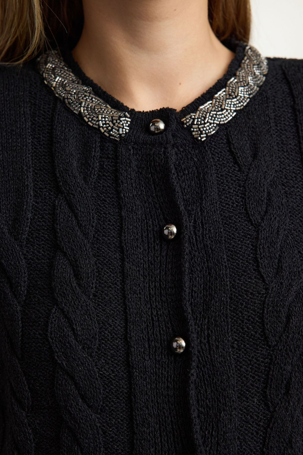 Trendyolmilla Siyah Crop %100 Pamuk Bisiklet Yaka Boncuk Detayl? Sac Orgulu Triko H?rka TWOAW25HI00342  фото 4