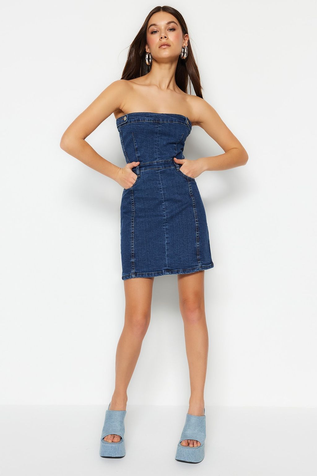 TRENDYOLMILLA Limited Edition Mavi Dugme Detayl? Straplez Mini Denim Elbise TWOSS23EL01731  фото 3