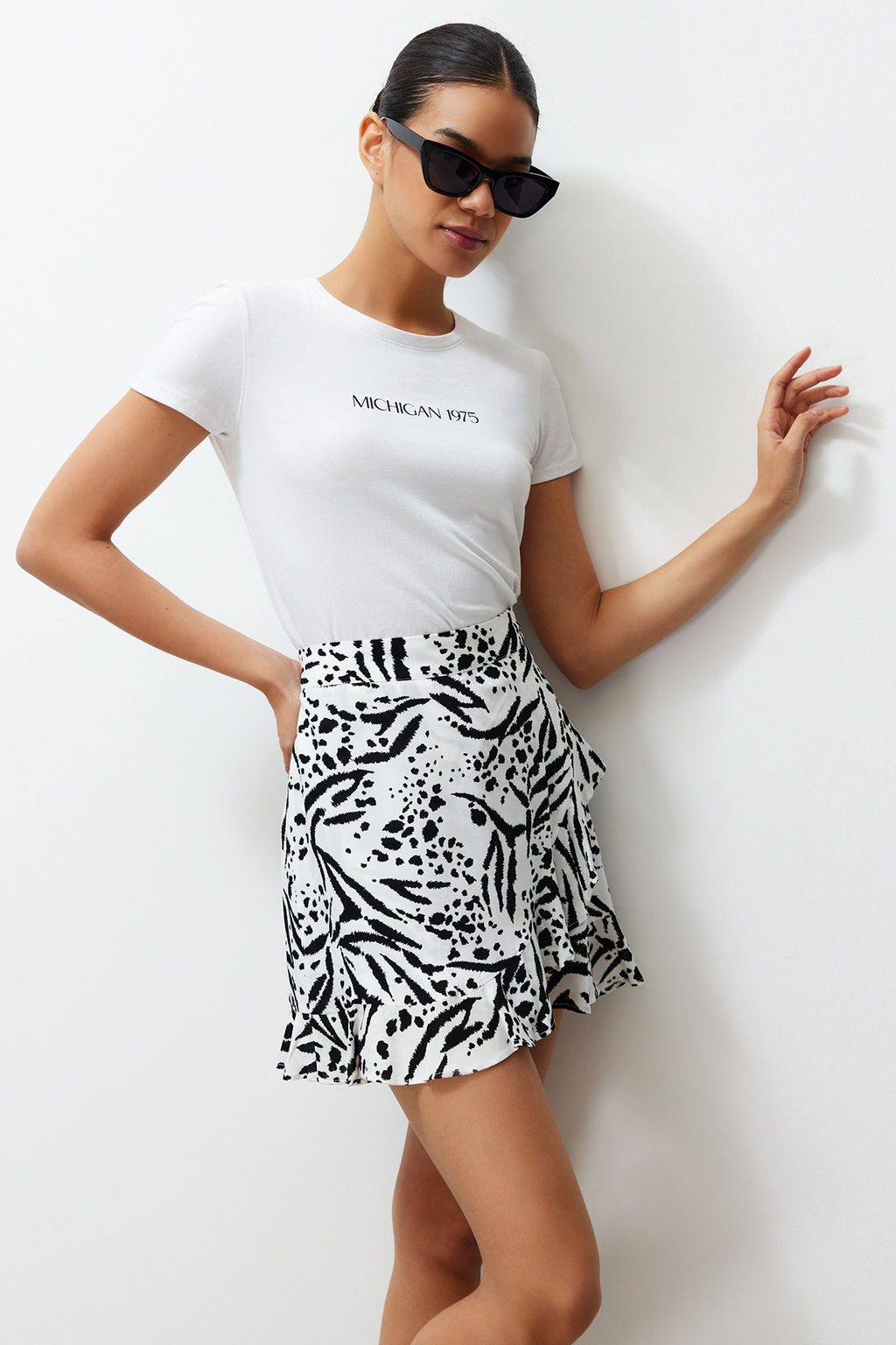 TRENDYOLMILLA Lacivert Desenli Etek Ucu F?rf?rl? Viskon Dokuma Etek Gorunumlu Sort TWOSS24SR00037 фото 15