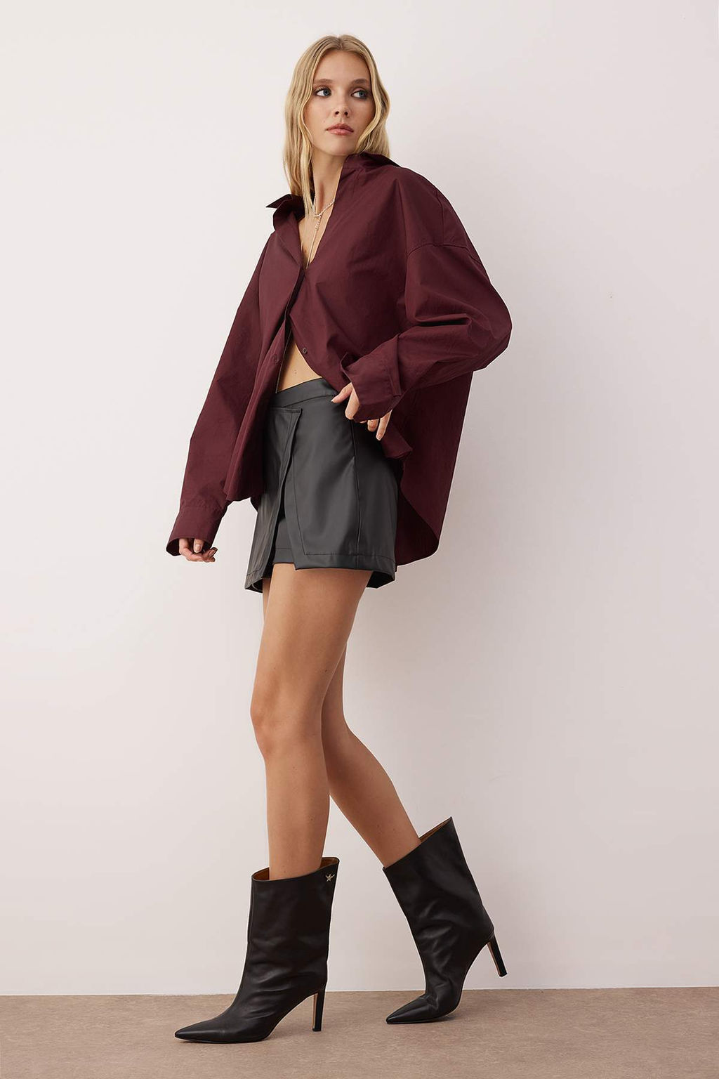 Siyah Suni Deri Mini Sort Etek Sort & Bermuda TWOAW26SR00036