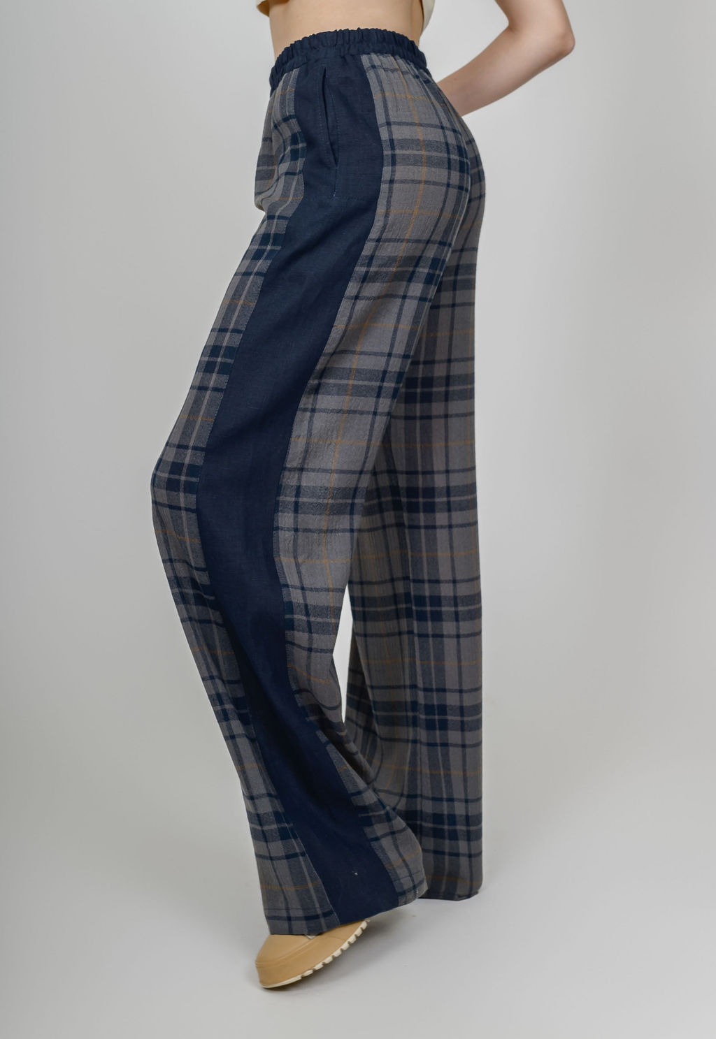 Брюки льняные с лампасами  клетка