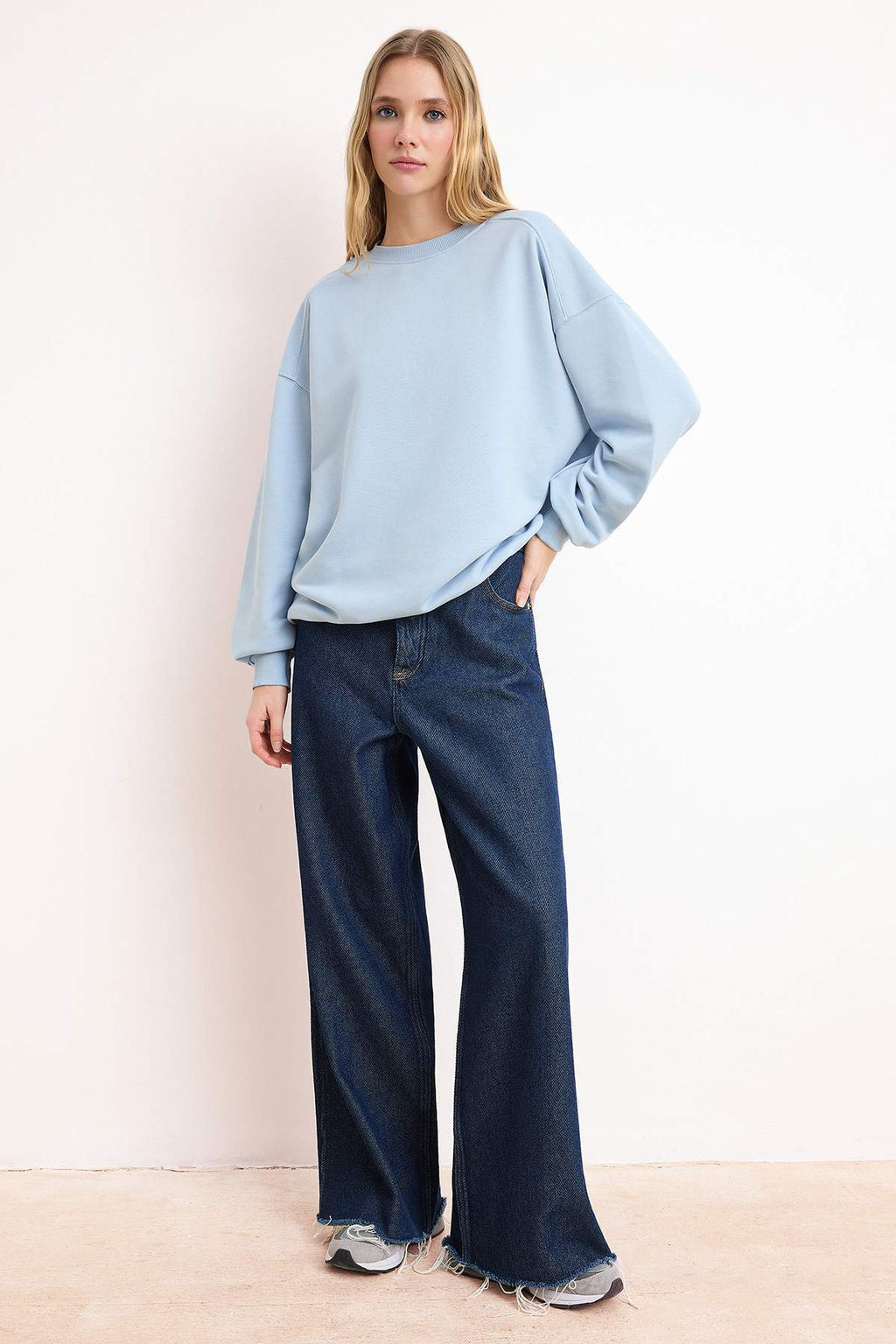 Tas Regular/Normal Kal?p Dusuk Kol Uzun Kollu 3 Iplik Sardonsuz Orme Sweatshirt TWOSS26SW00010 - Trendyolmilla фото 6