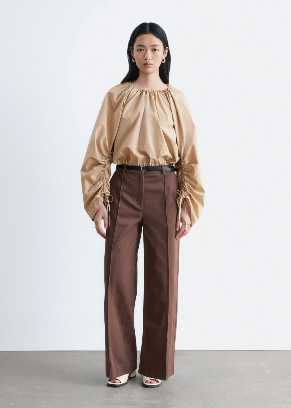 Pantalones de algod?n con pliegues marcados - H&m фото 5