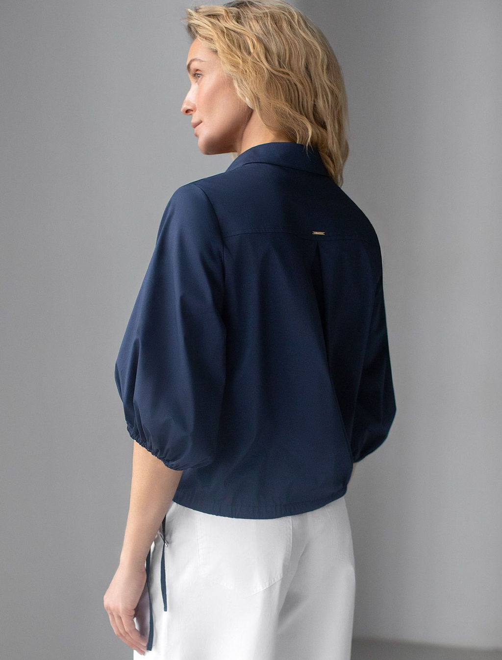 Блузка Vilatte укороченная с рукавами буфами из эластичного хлопка темно-синяя  фото 3