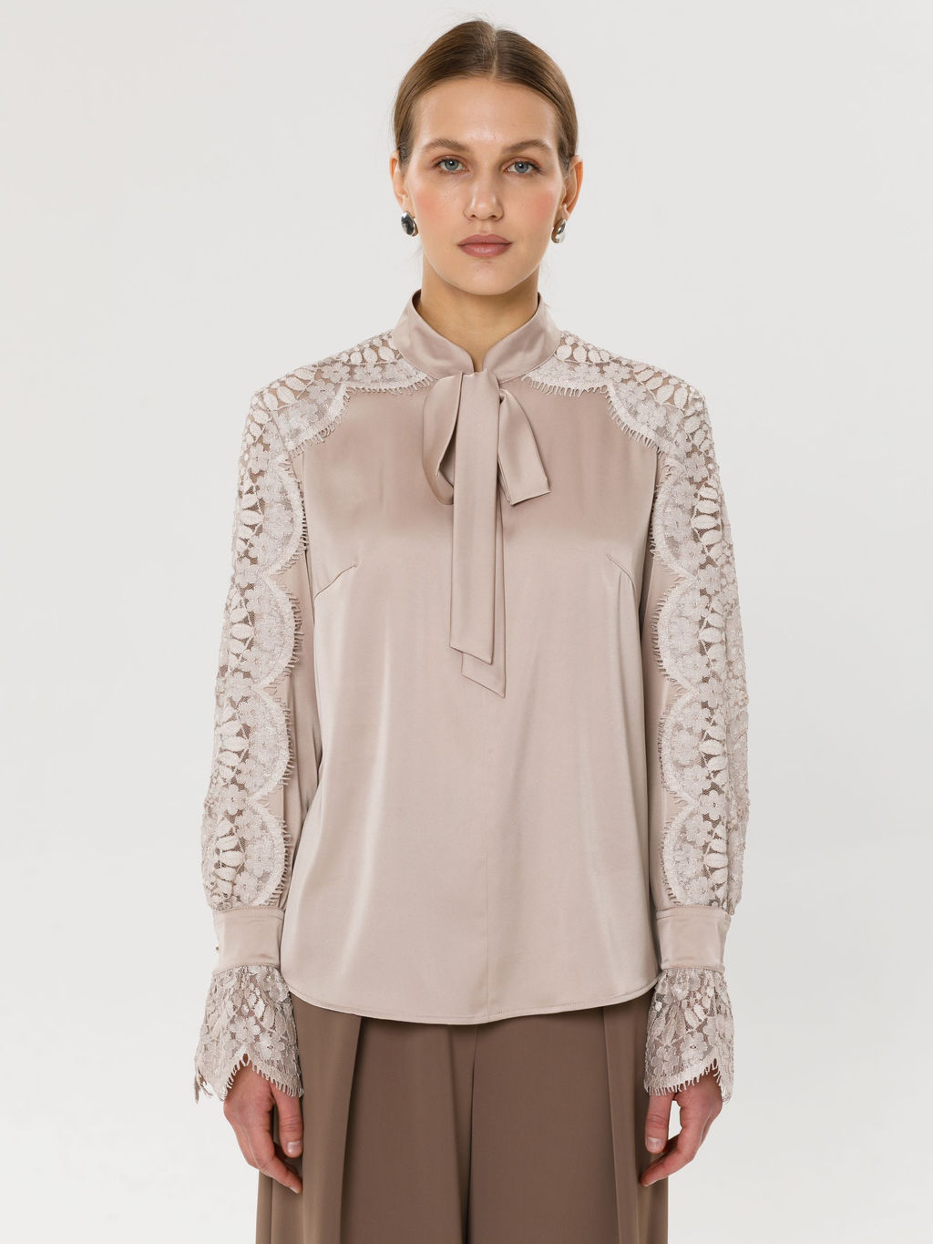 Блузка с кружевом