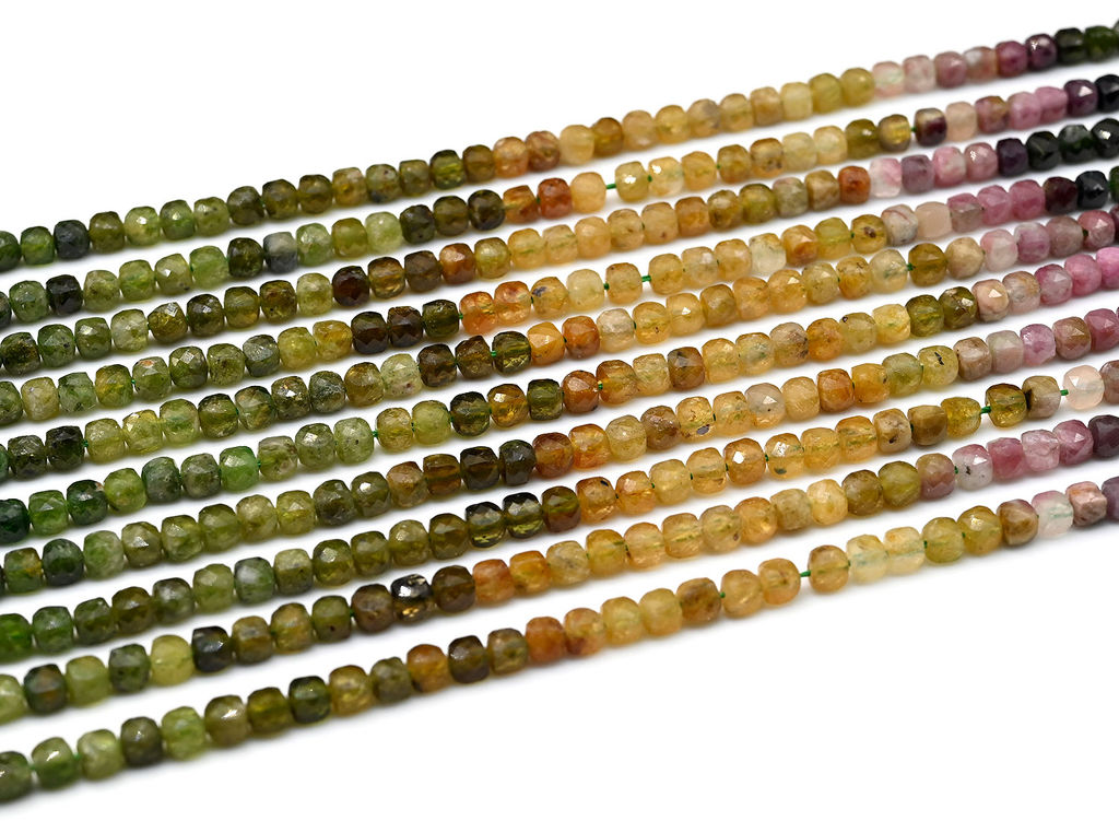 Бусины из турмалина кубик гр.4мм, 39см, 96 бусин Радуга камня