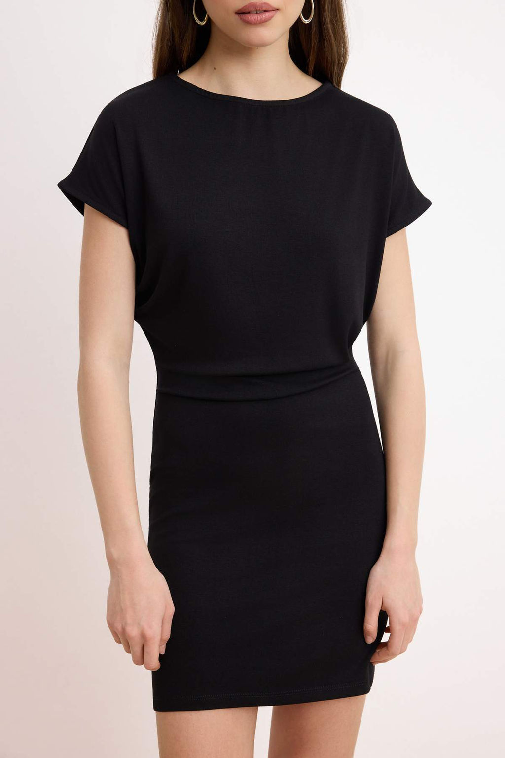 Siyah Bodycon Kay?k Yaka Dusuk Kol Kolsuz Yumusak Orme Elbise TWOSS26EL00366 - Trendyolmilla фото 3