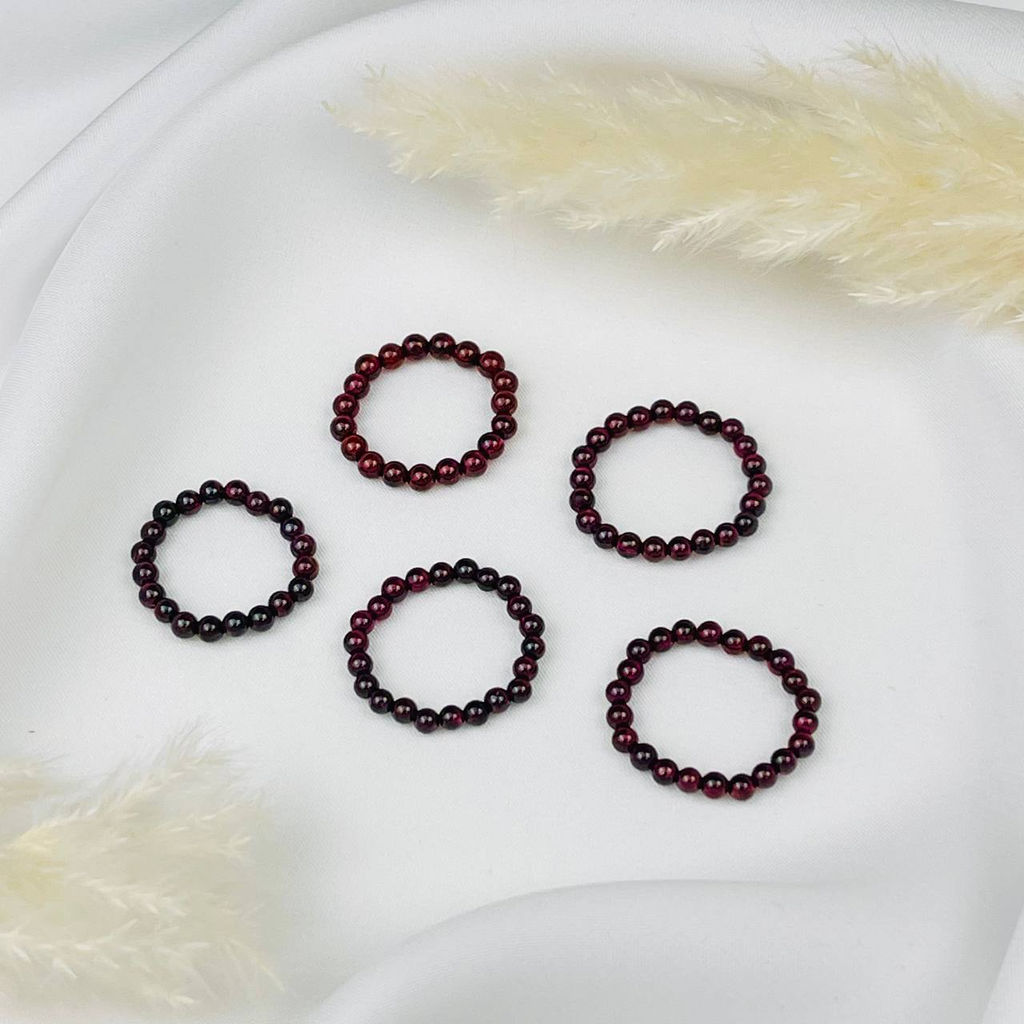 Кольцо на резинке из Граната 17,5р.